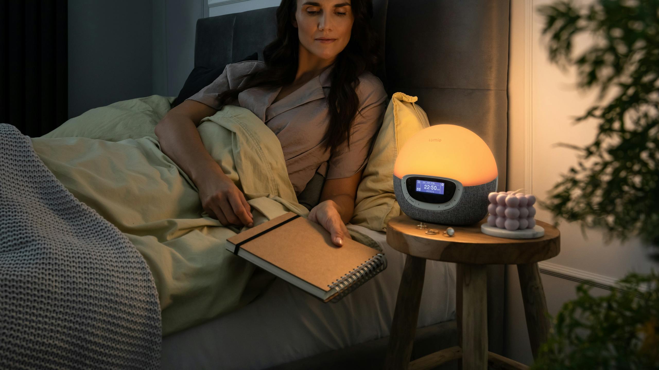 Femme allant se coucher avec sa veilleuse-réveil simulateur d'aube