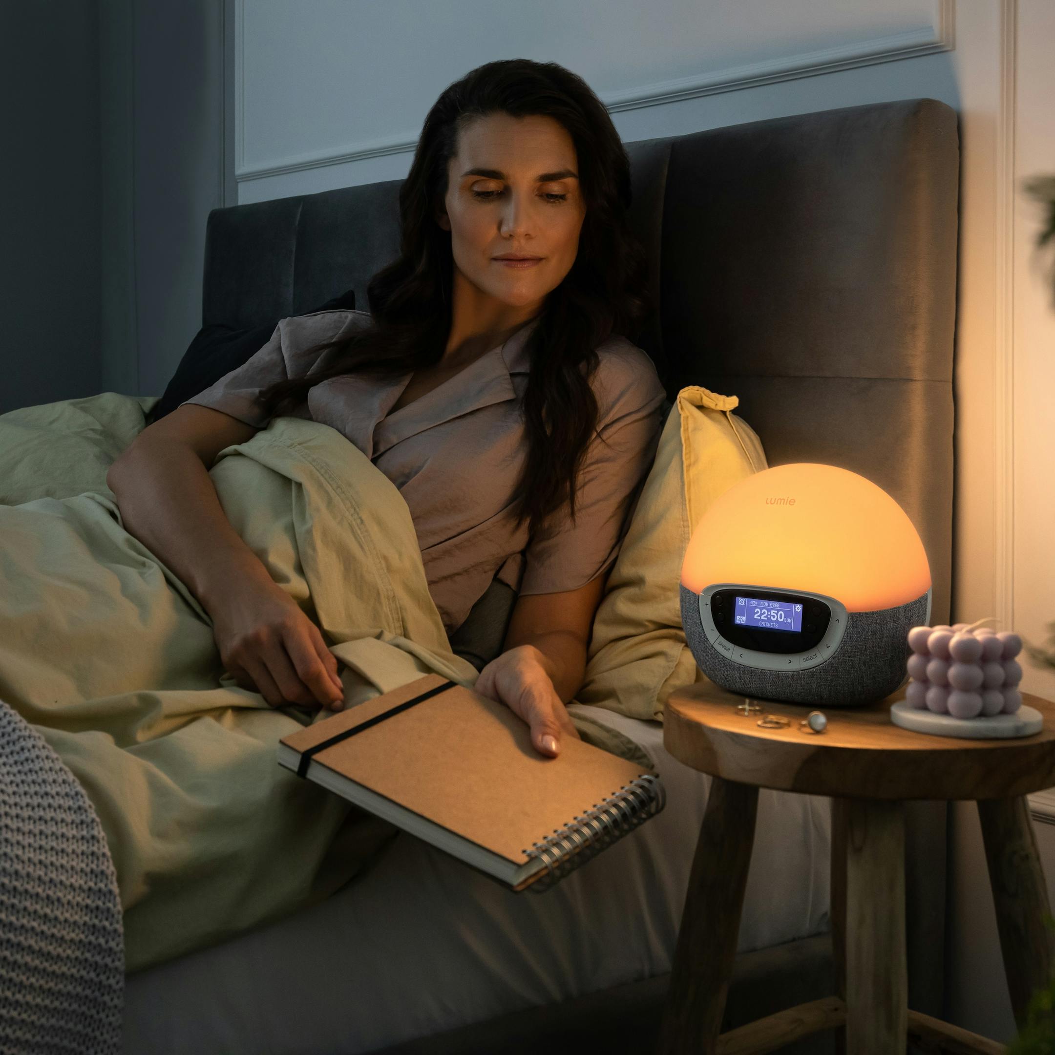 Femme allant se coucher avec sa veilleuse-réveil simulateur d'aube