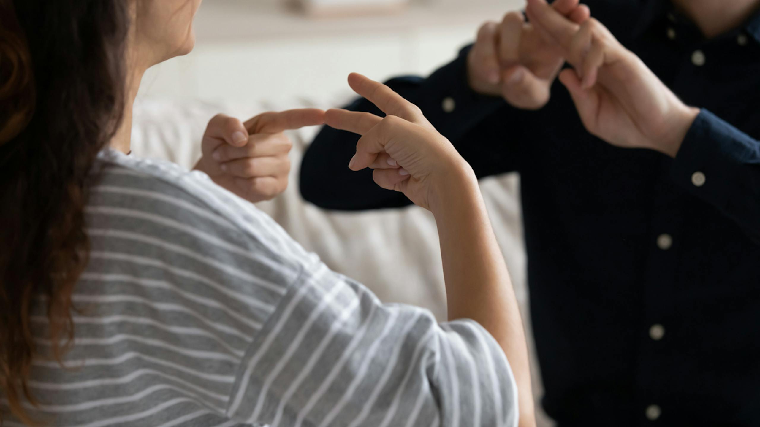Couple communiquant à la maison en utilisant la langue des signes