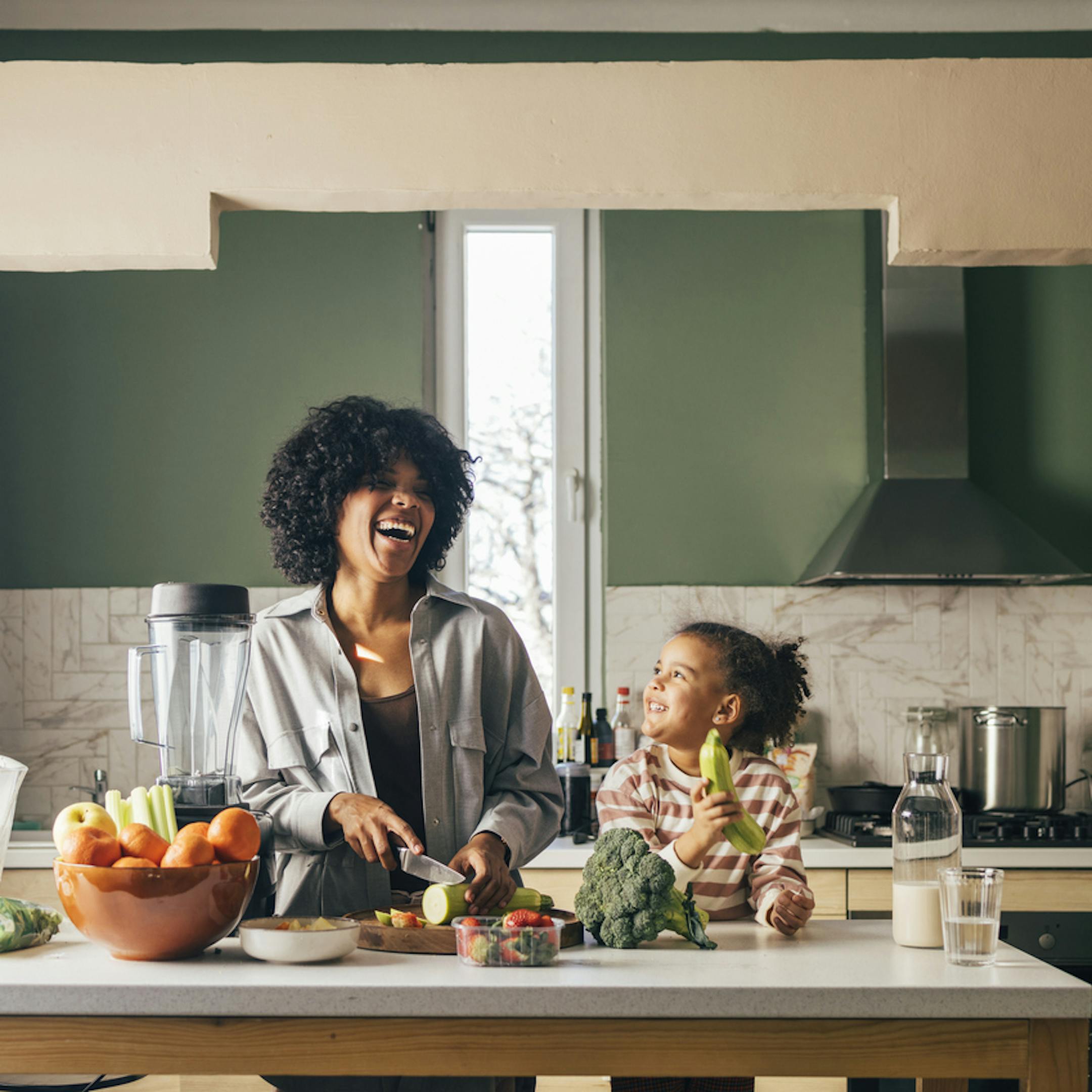 Une mère et sa fille préparant un repas équilibré et coloré ensemble en cuisine