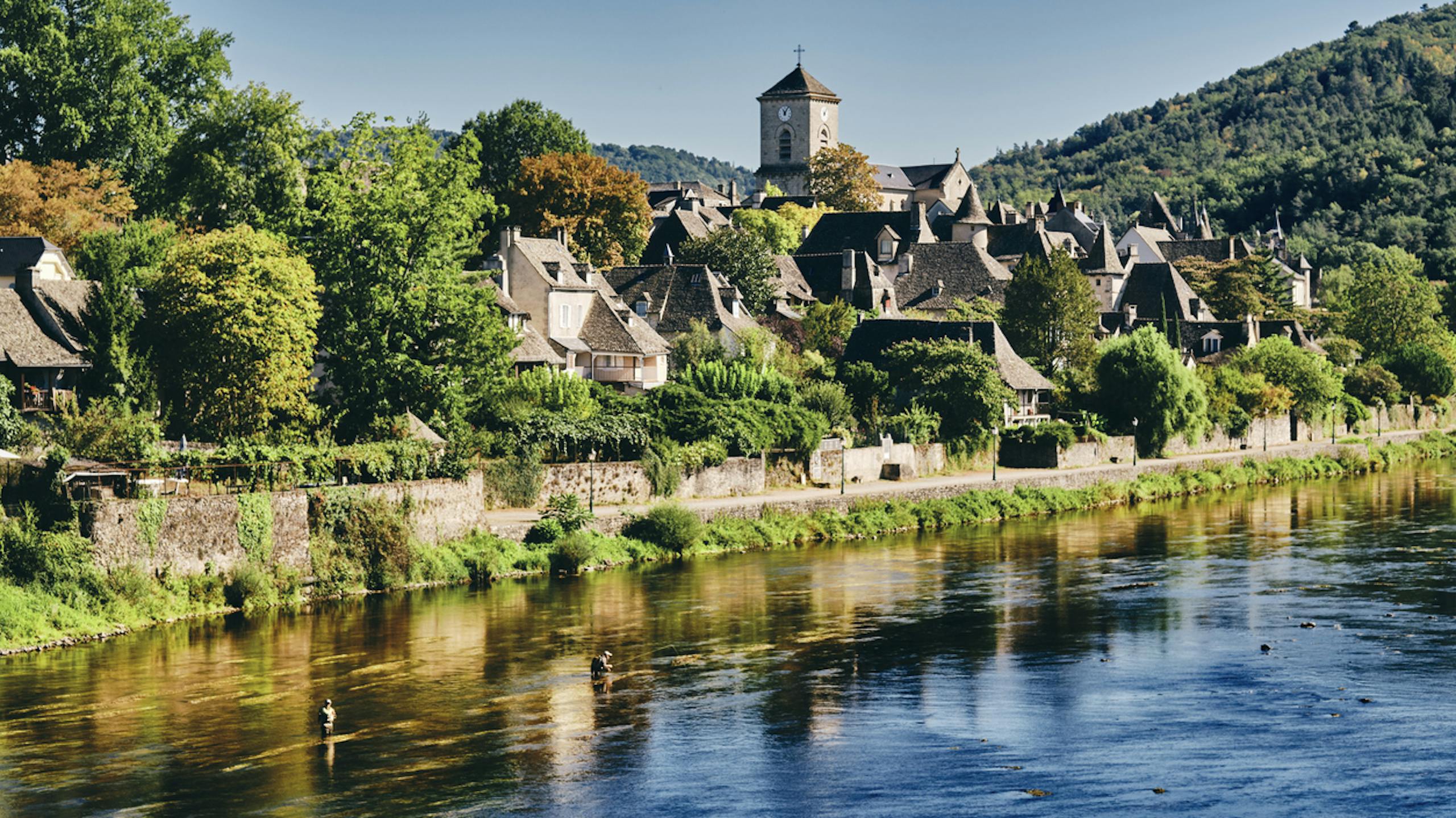 Village d'Argentat côté sud de la rivière, Dordogne, France