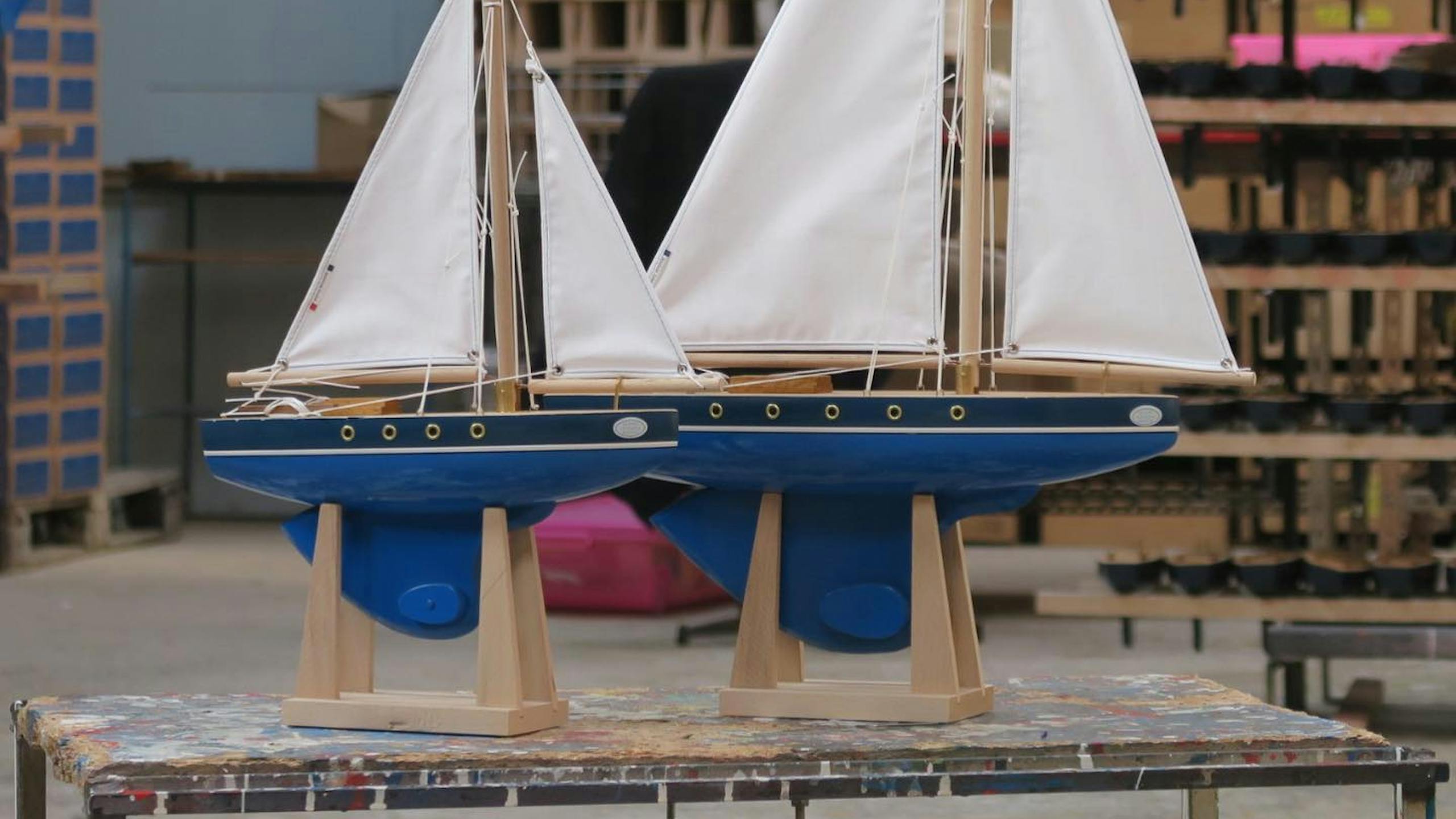 Des bateaux de la Maison Tirot dans leurs ateliers en Bretagne