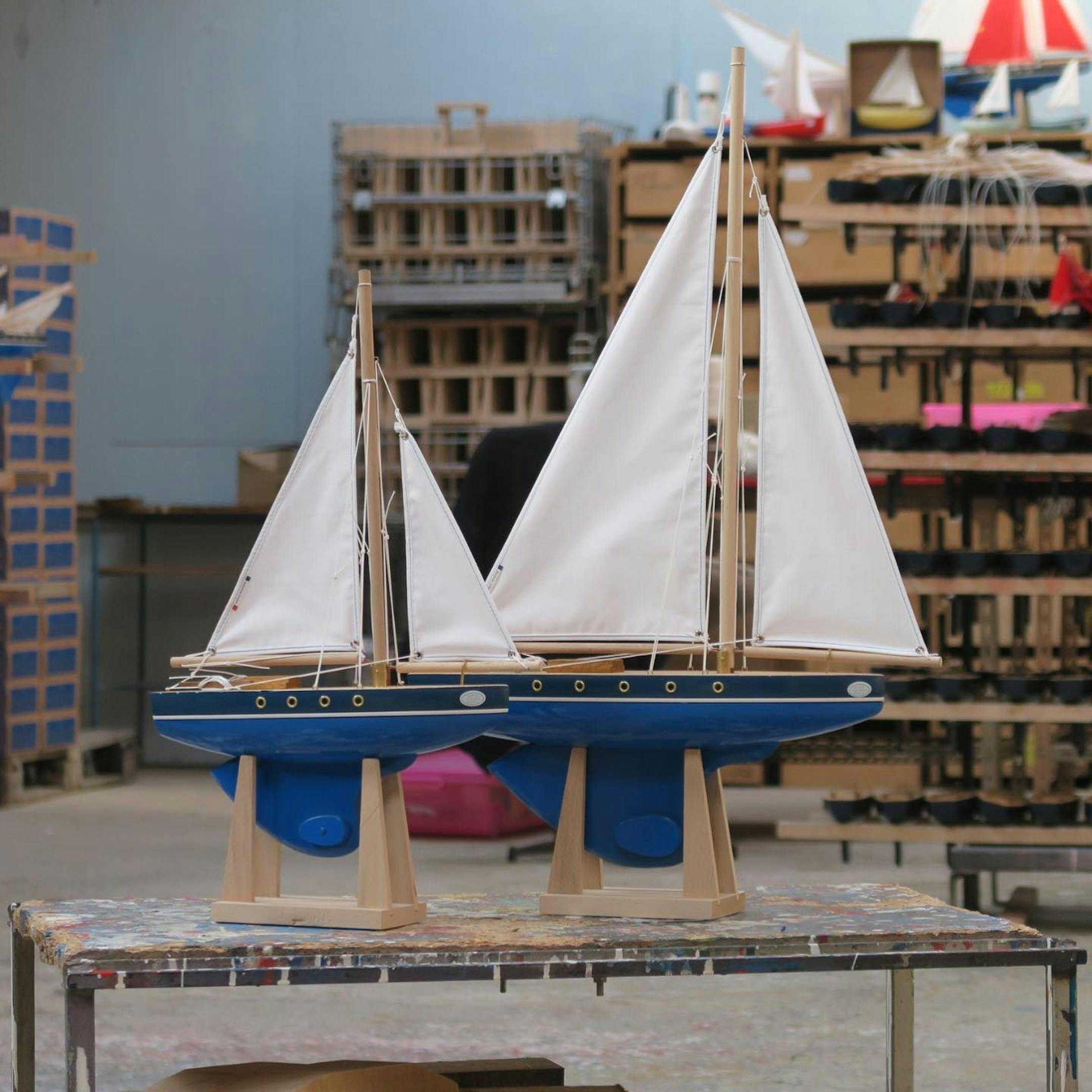 Des bateaux de la Maison Tirot dans leurs ateliers en Bretagne