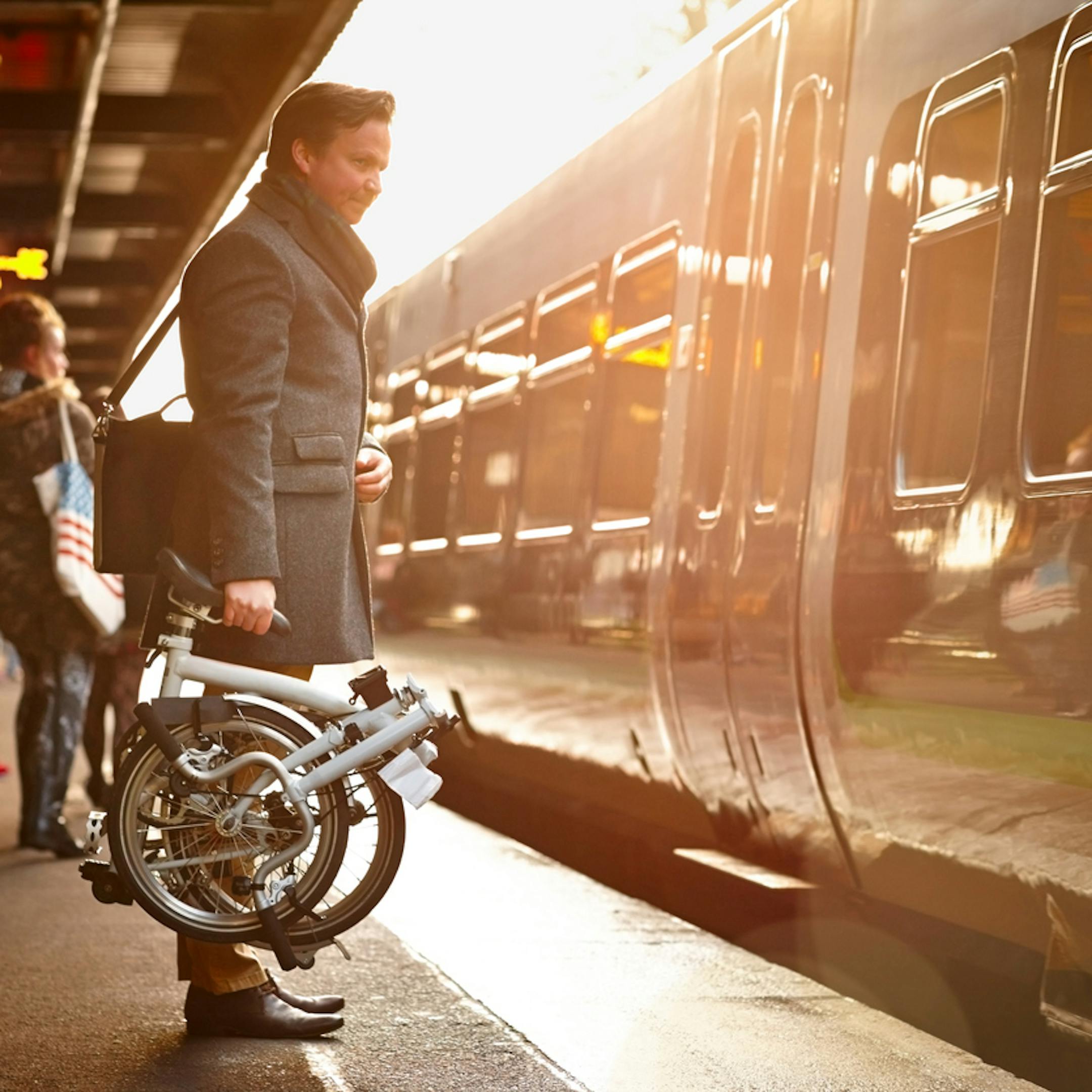 Homme embarquant à bord d'un métro avec son vélo