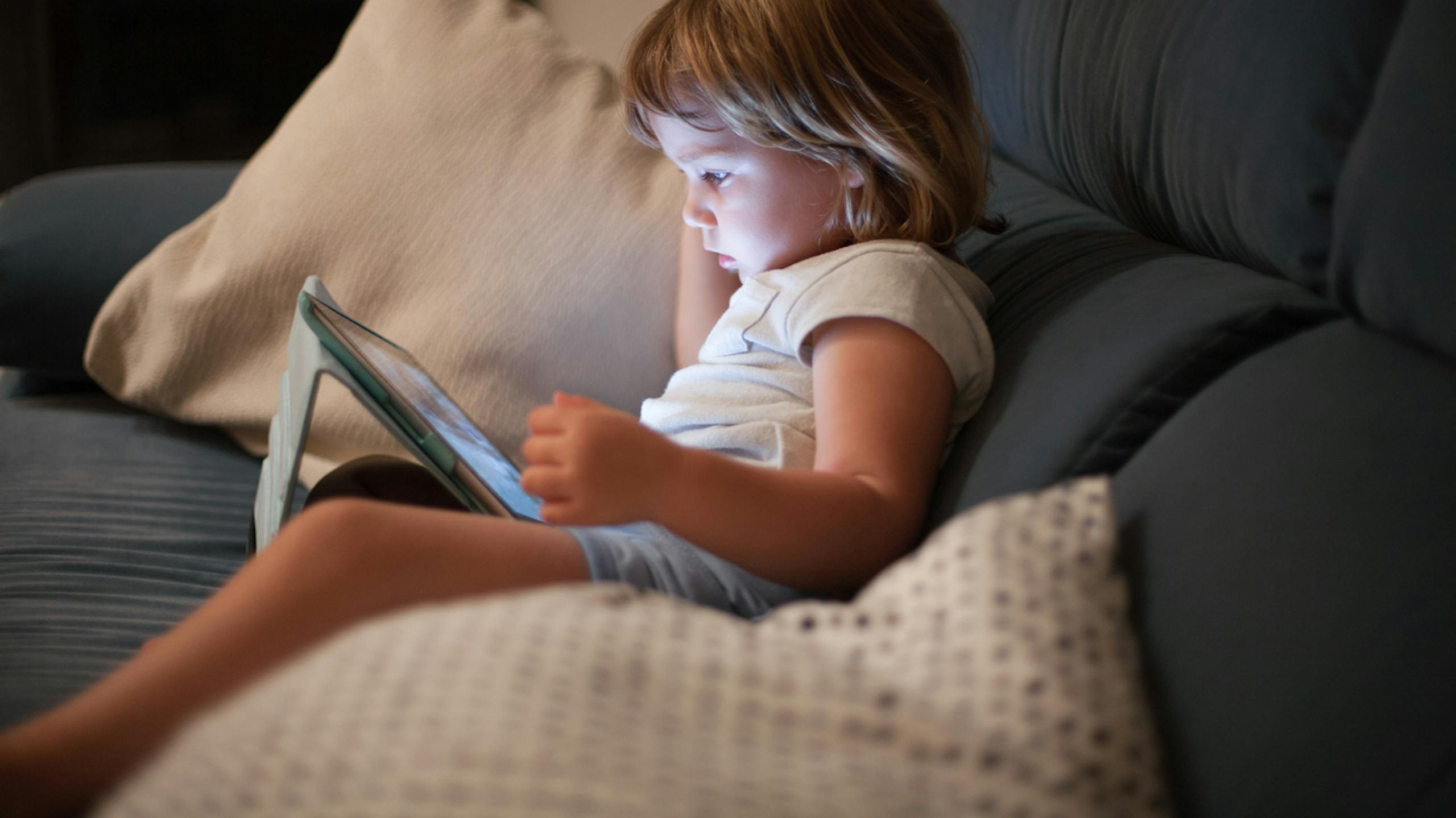 Enfant regardant un programme sur une tablette