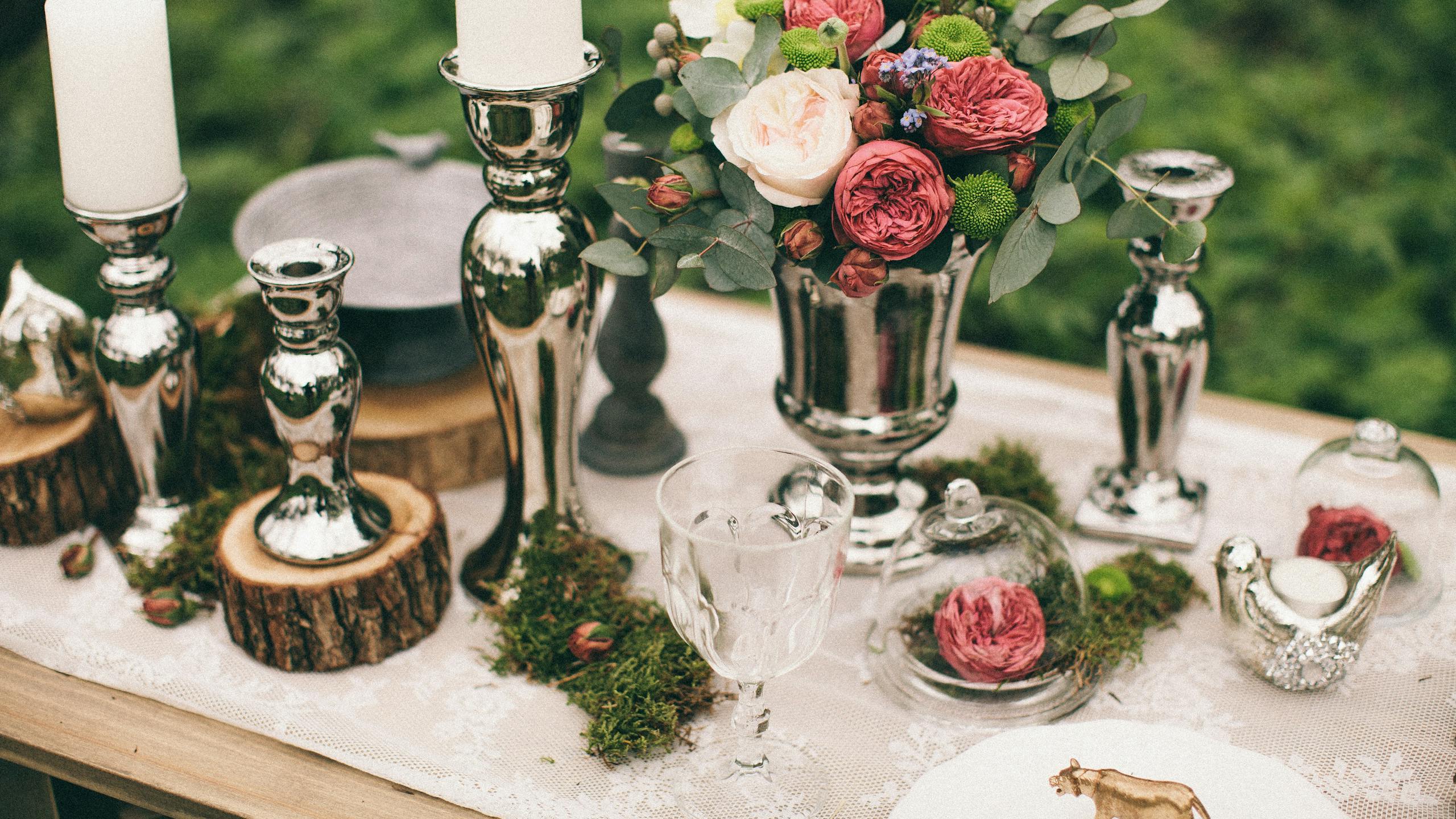 Table de banquet dans la nature avec une décoration bucolique