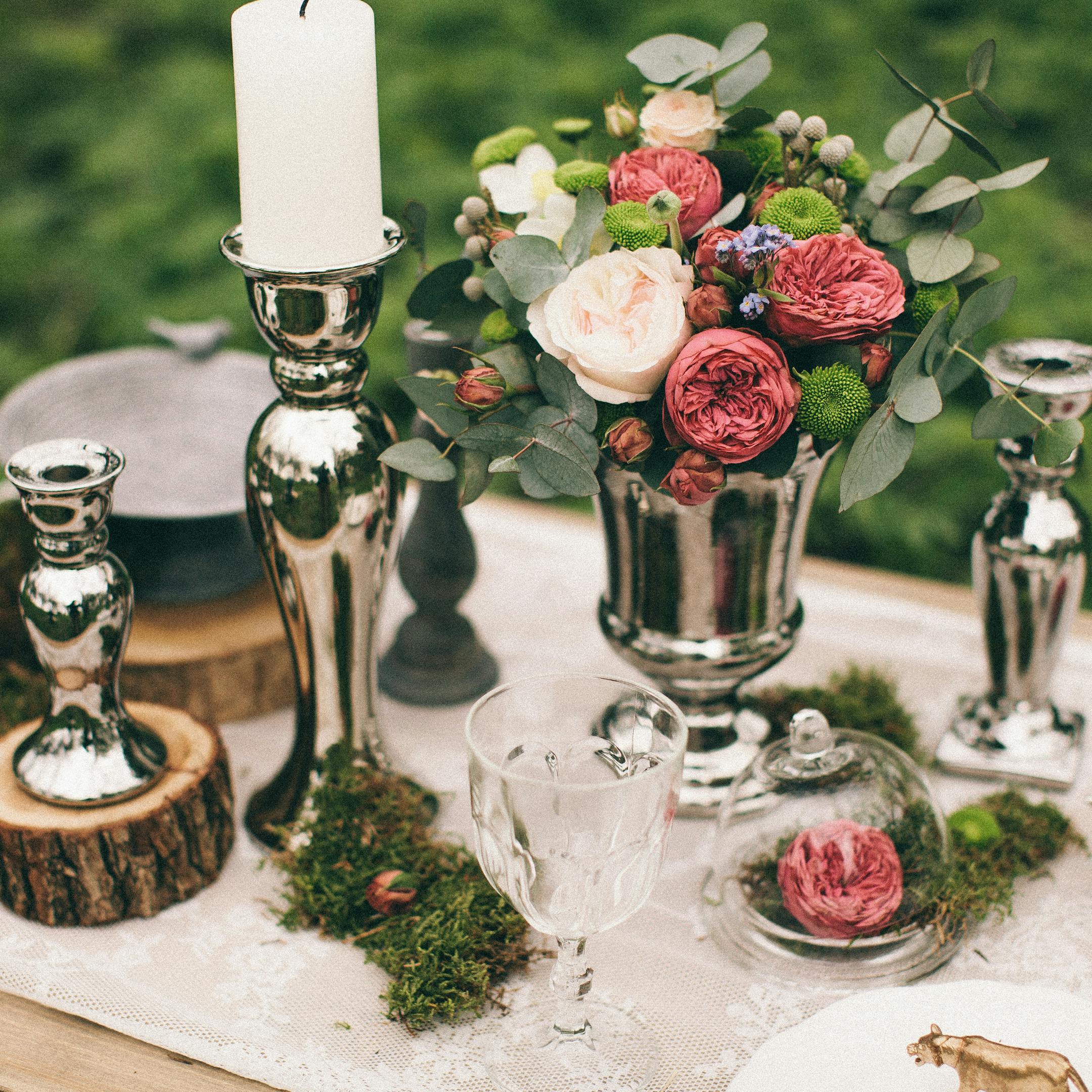 Table de banquet dans la nature avec une décoration bucolique