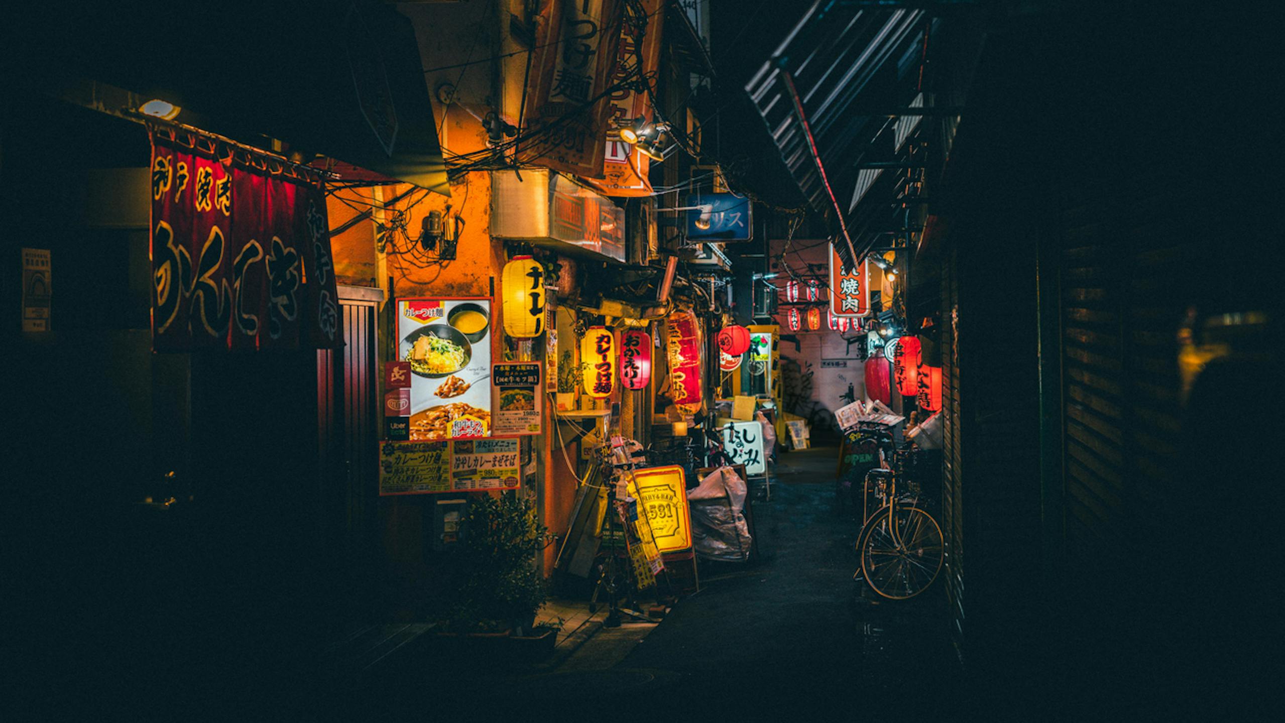 Rue animée au Japon la nuit
