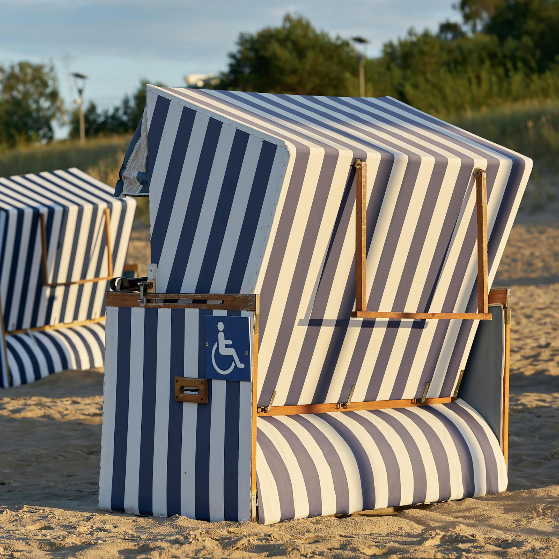 Cabines de plage sur la plage de Swinoujscie sur la mer Baltique en Pologne