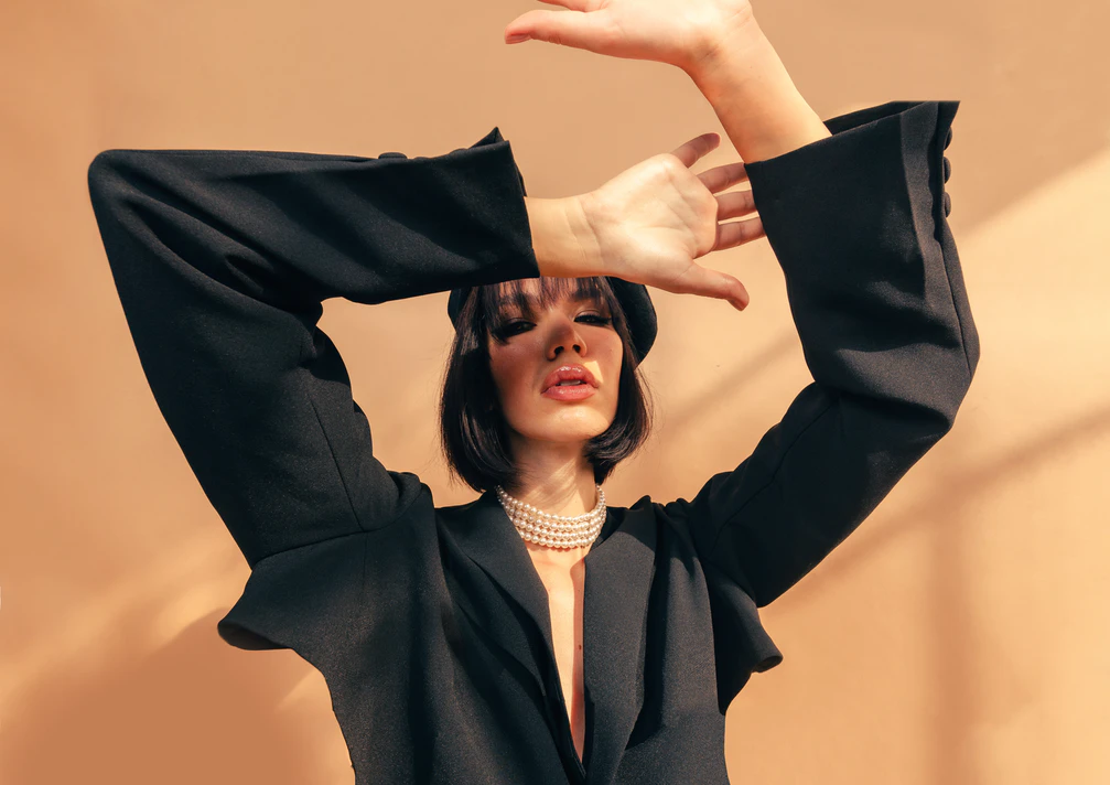 femme tenue noire retro chic