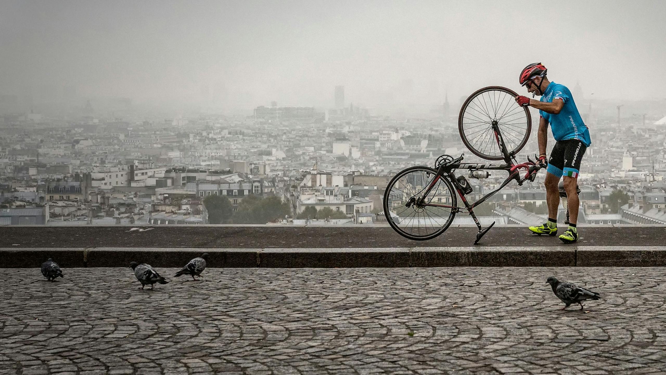 Promeneur à vélo dans Paris. 