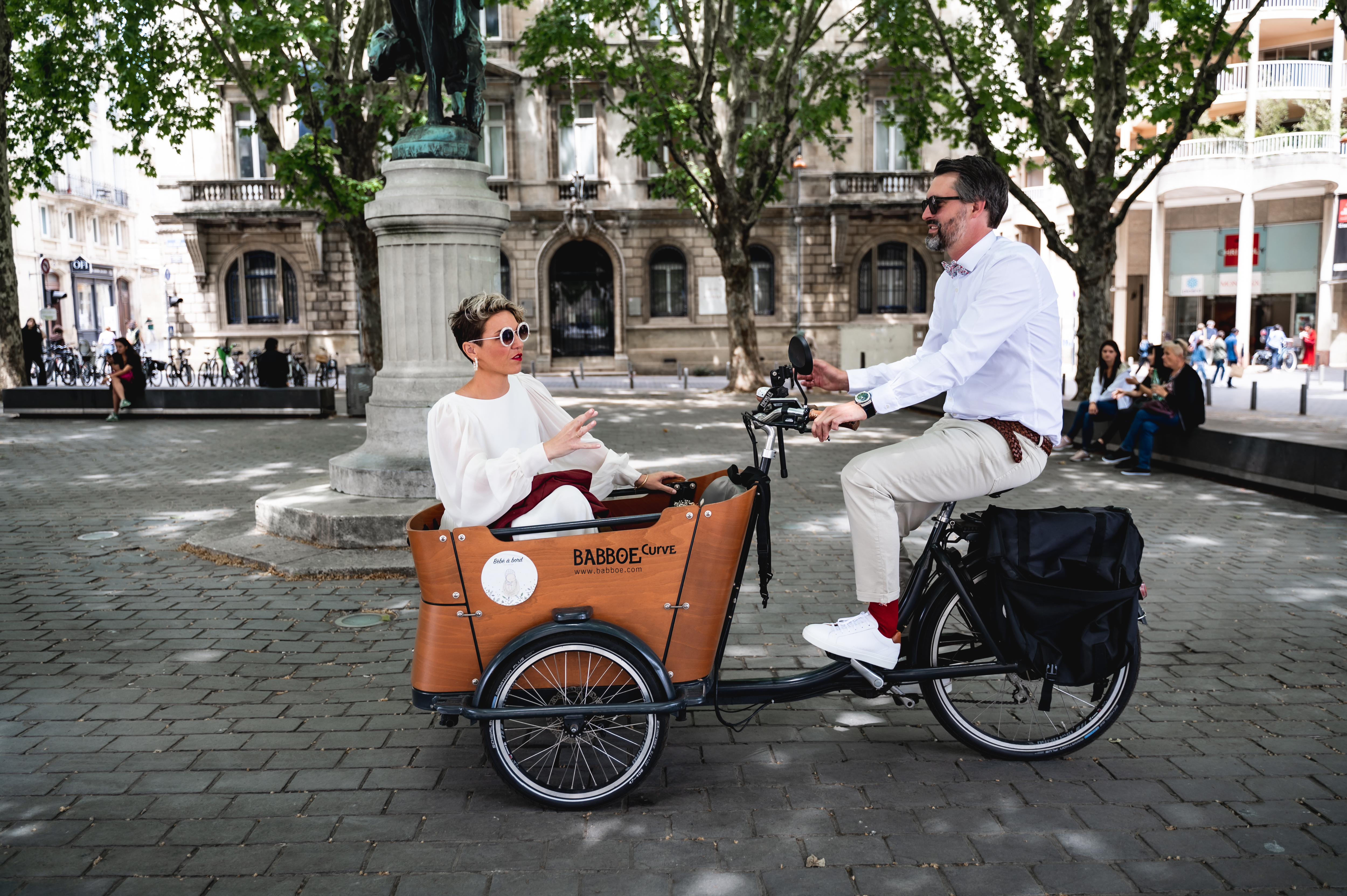 Deux personnes dans un vélo triporteur