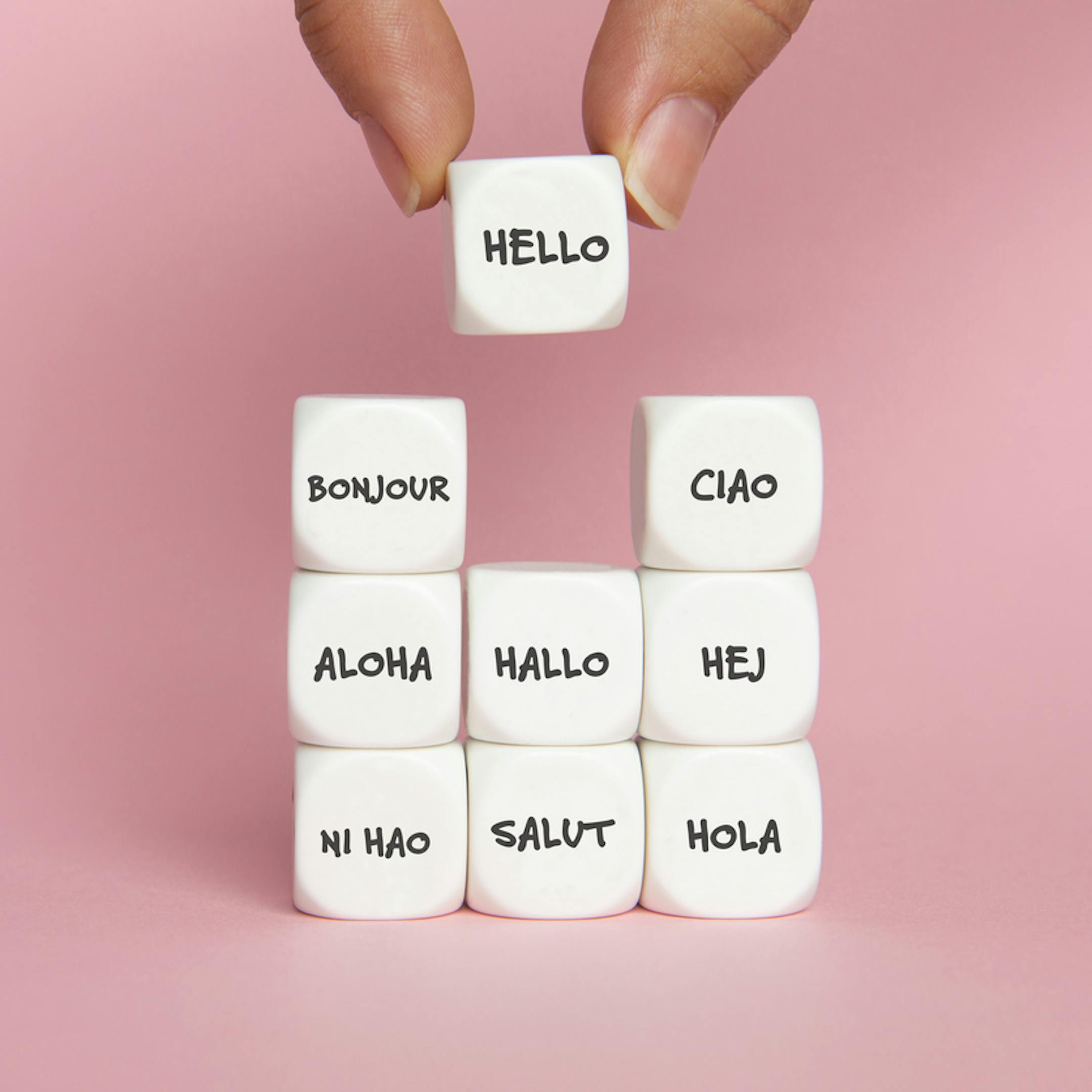 Dés avec écrit "bonjour" dans neuf langues