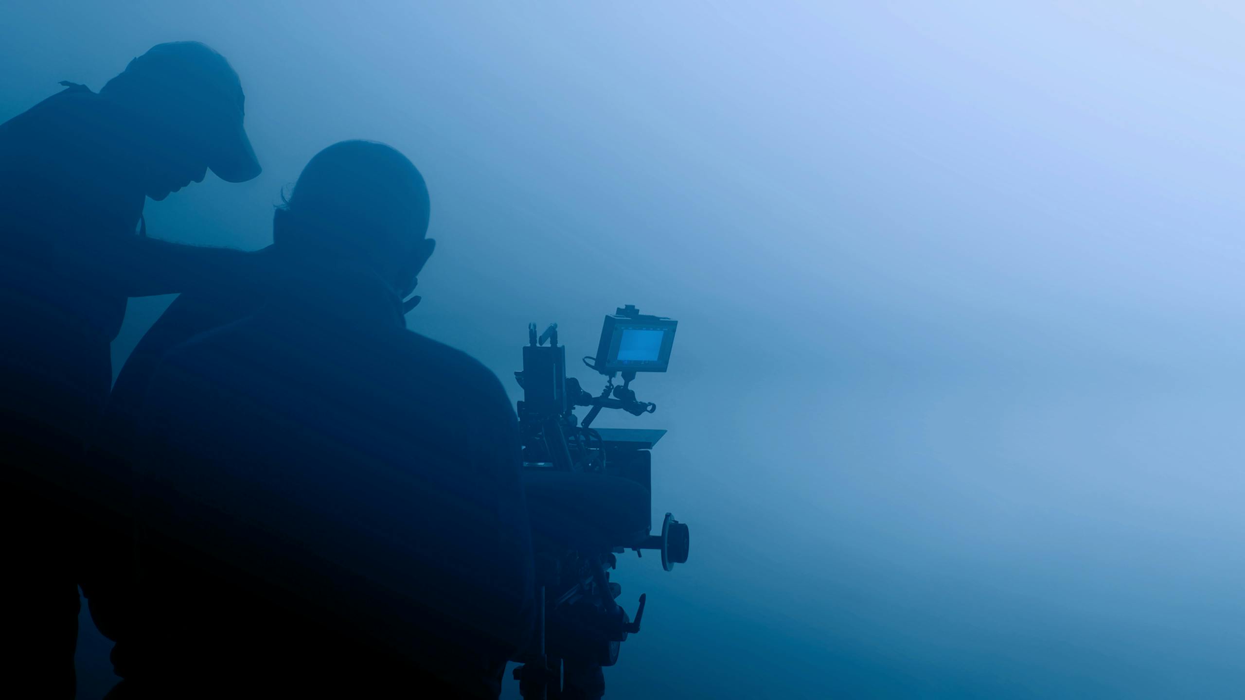 L’équipe de tournage réalise des scènes dans le brouillard
