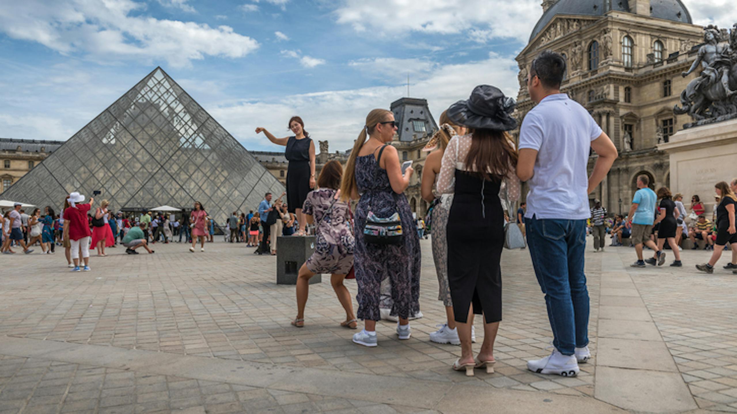 Touristes devant la pyramide du Louvre
