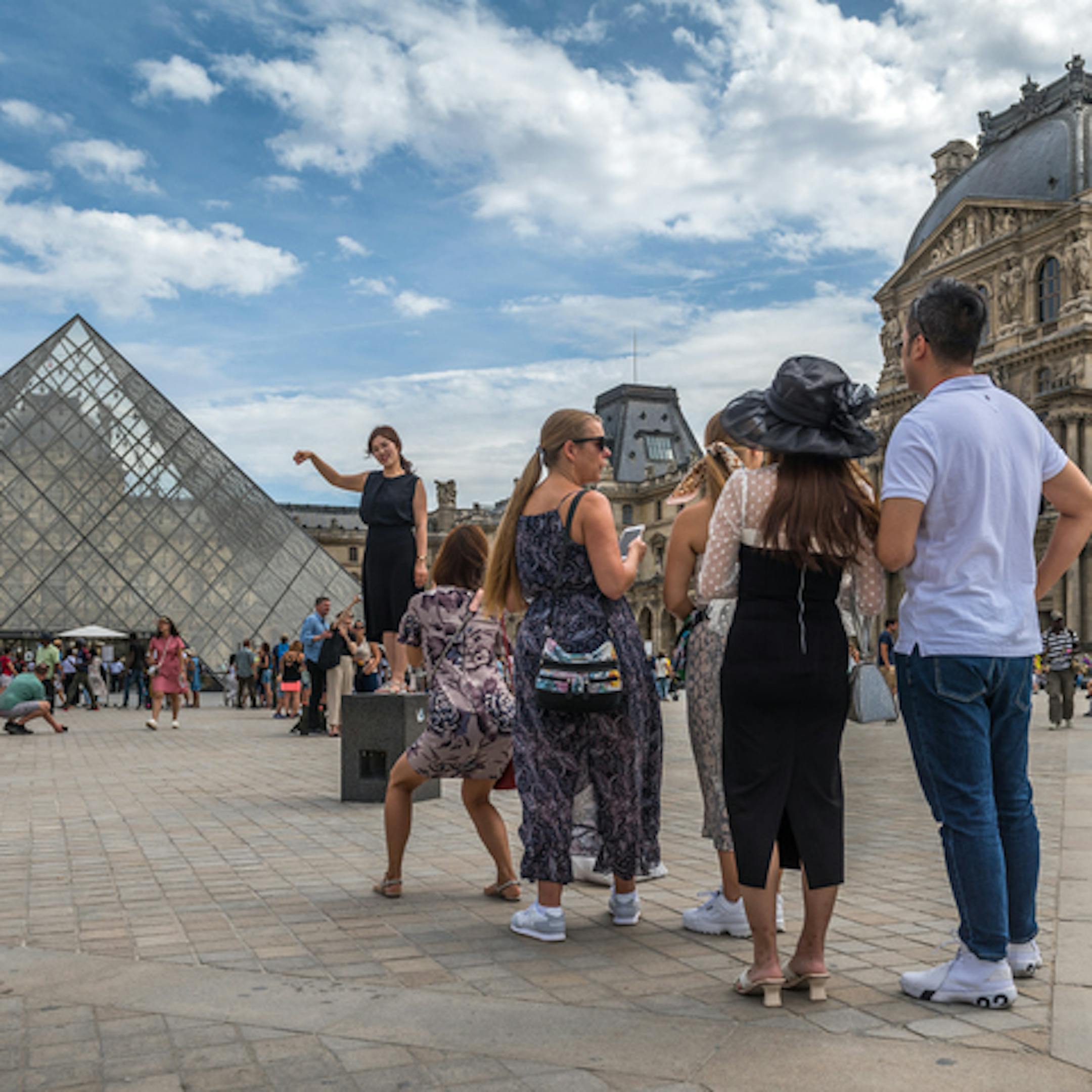 Touristes devant la pyramide du Louvre