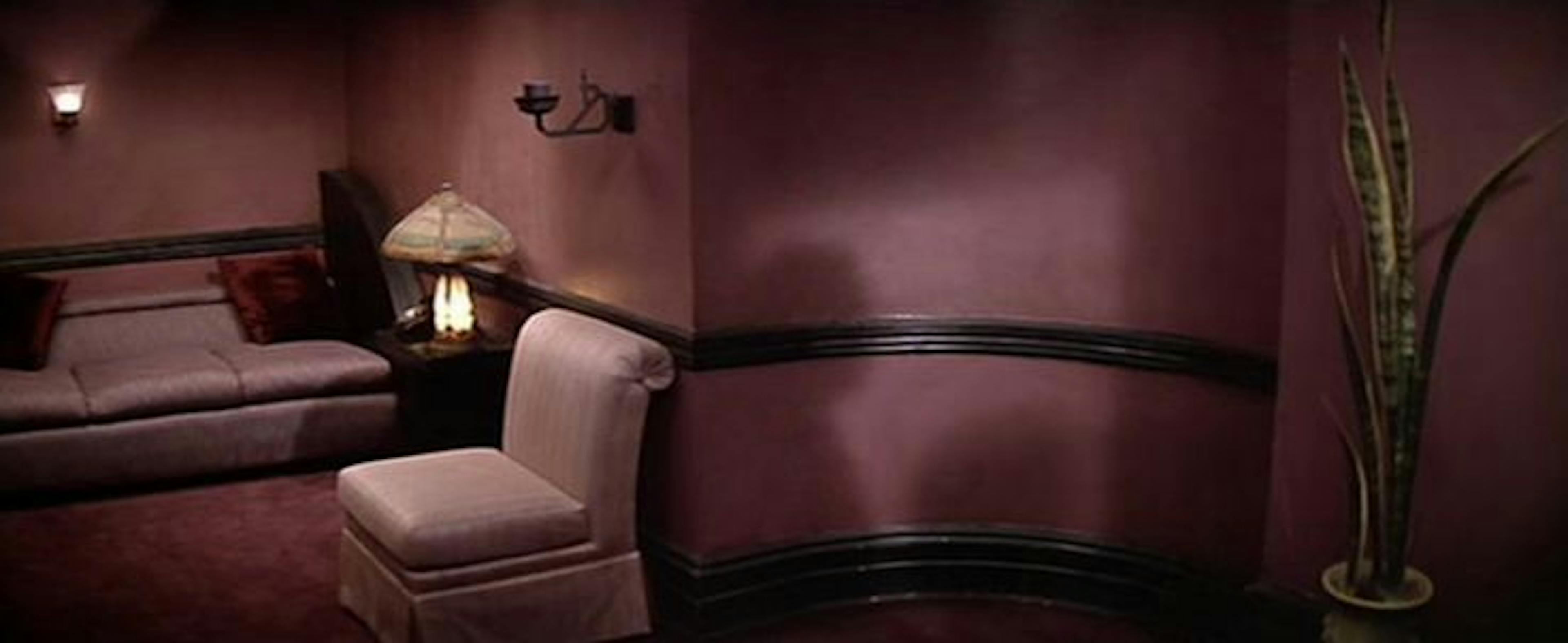 Fauteuils crapaud en velours rose vu dans le film Blue Velvet de David Lynch