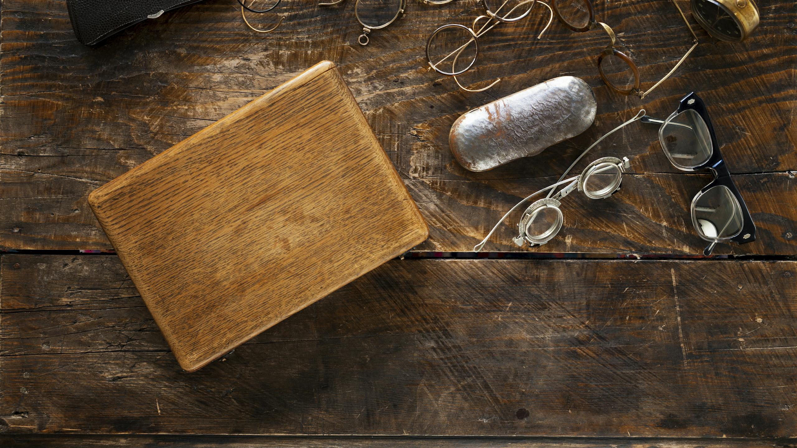 Lunettes vintage sur une table en bois 