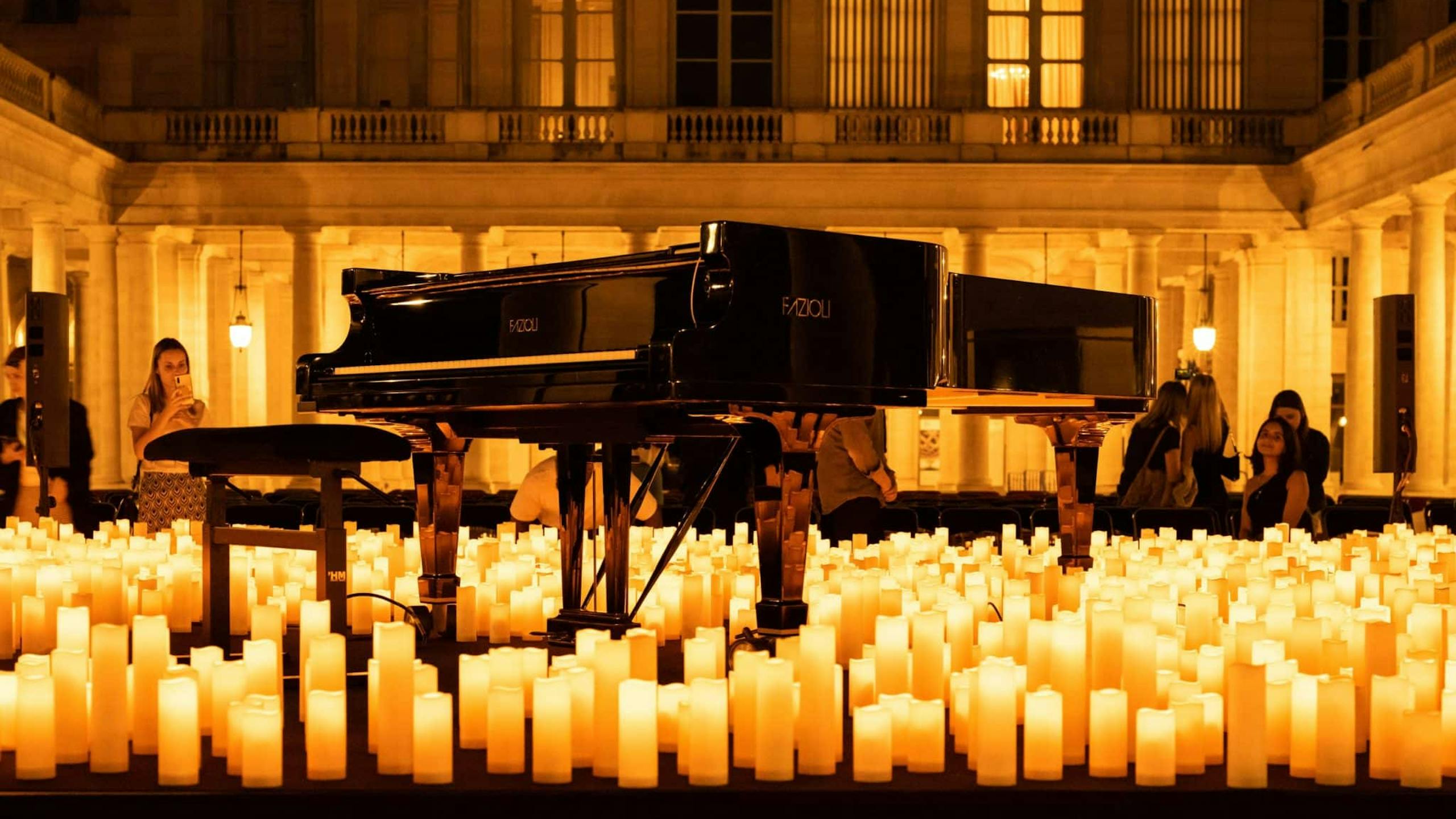 Piano entouré de bougies avant un concert Candlelight au Palais Royal à Paris