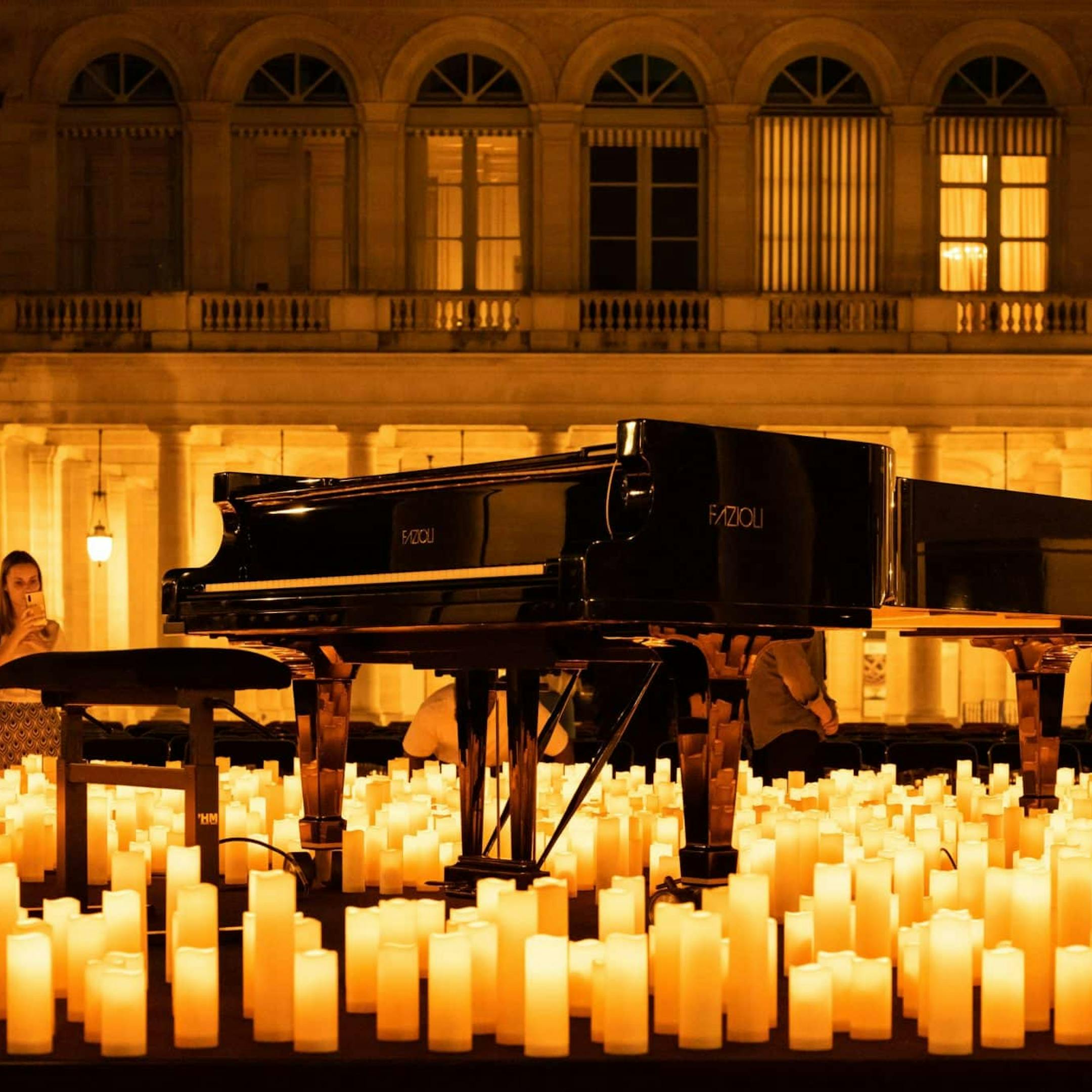Piano entouré de bougies avant un concert Candlelight au Palais Royal à Paris