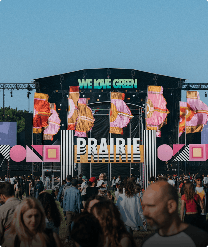 Une foule de festivaliers devant la scène "Prairie" du festival We Love Green.
