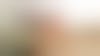 Enfants jouant avec de vieux appareils photos assis à l'arrière d'un van