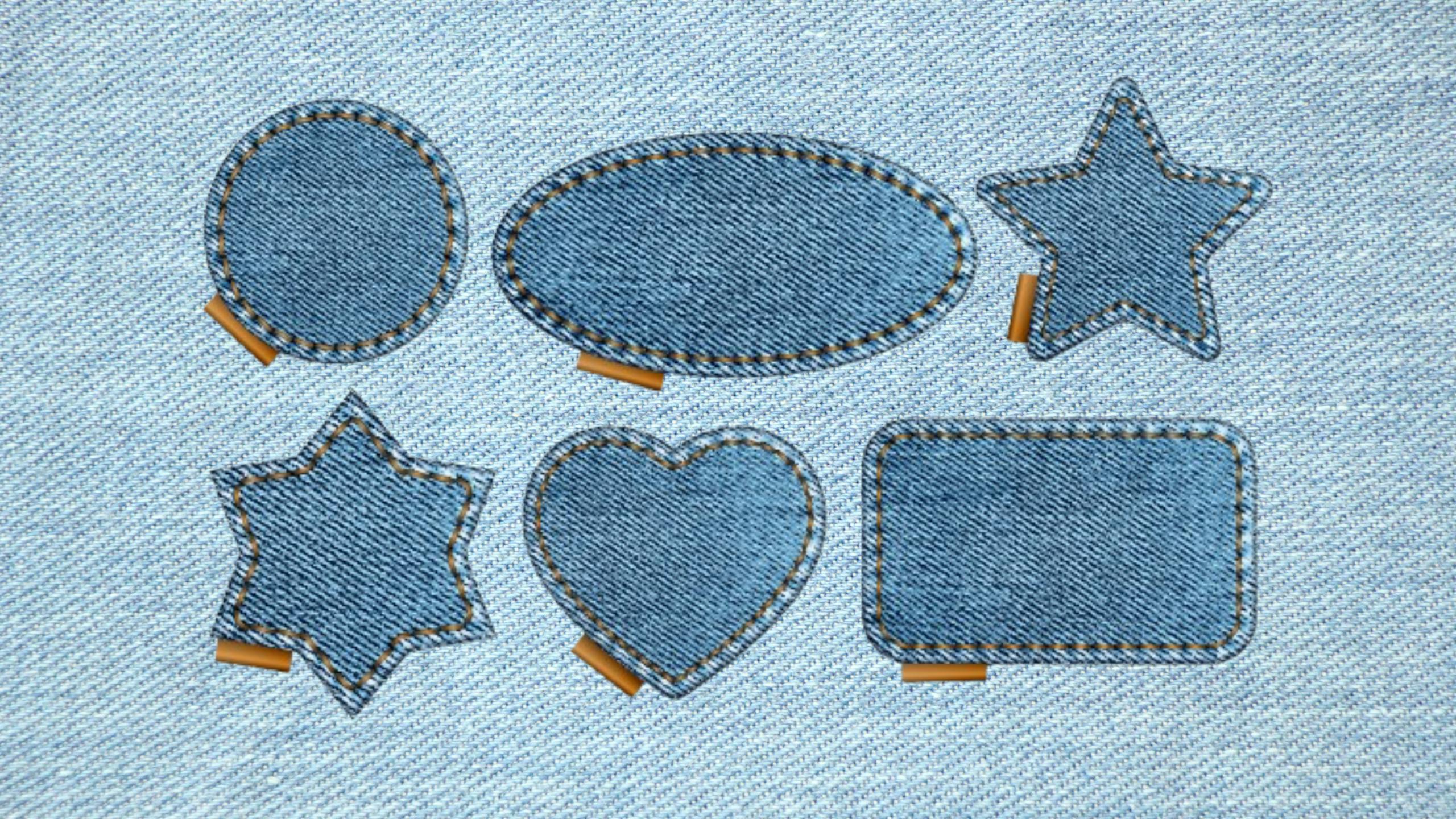 Des patchs de réparation de textile en jean sur un jean bleu clair