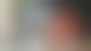 Homme dans un openspace en train de prendre des notes sur son cahier
