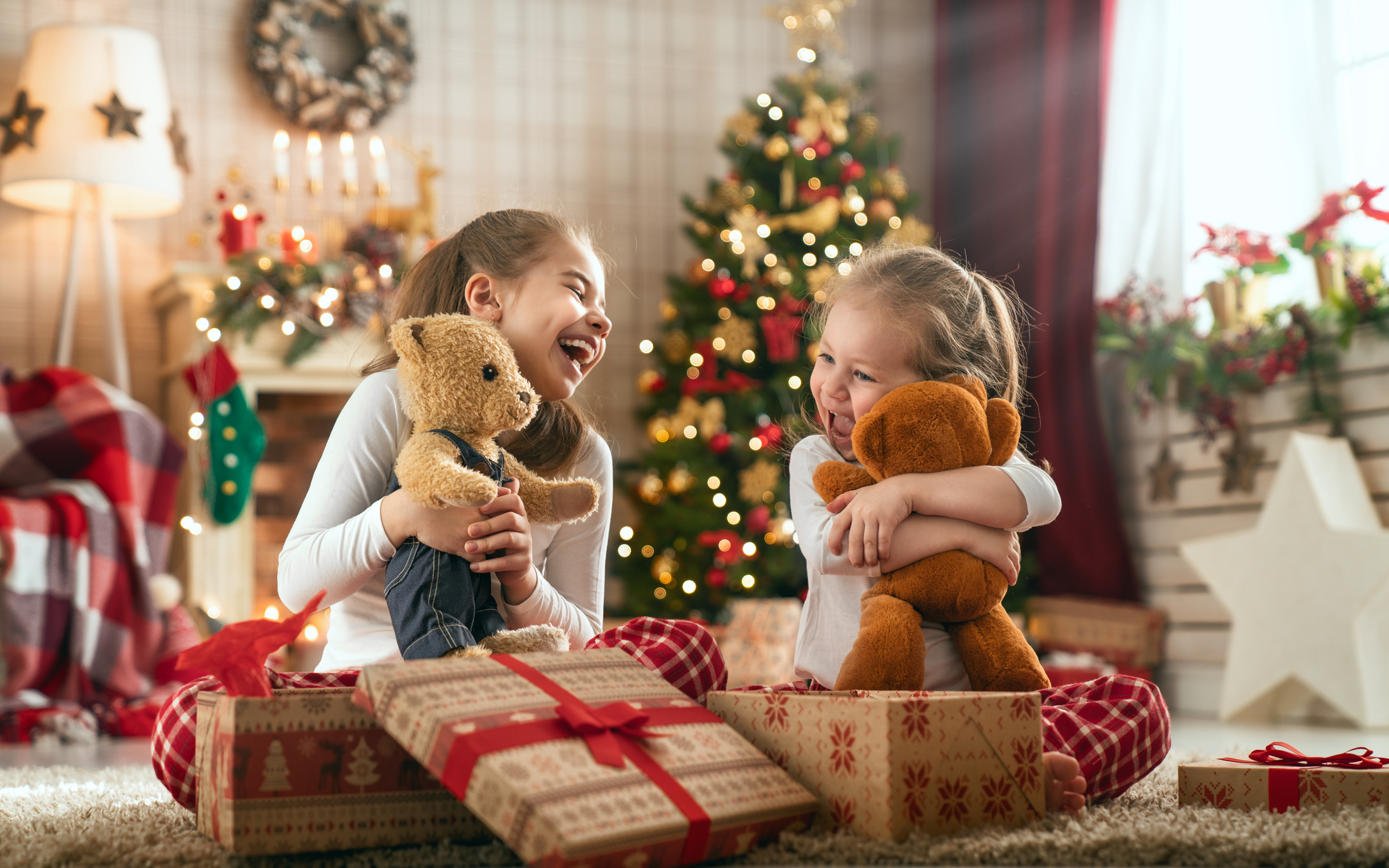 Petites filles découvrant leurs cadeaux le matin de Noel