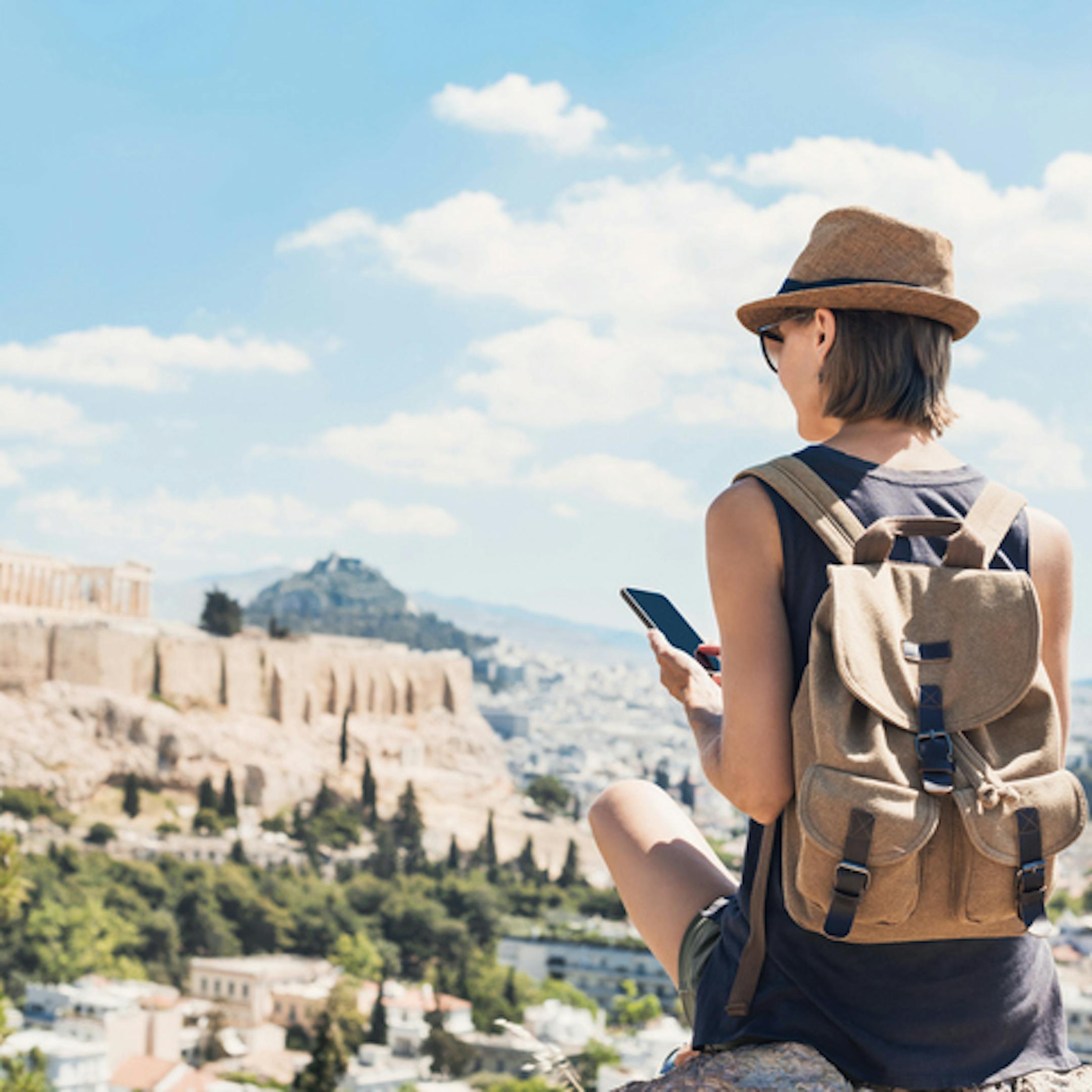 Jeune femme en voyage en Grèce