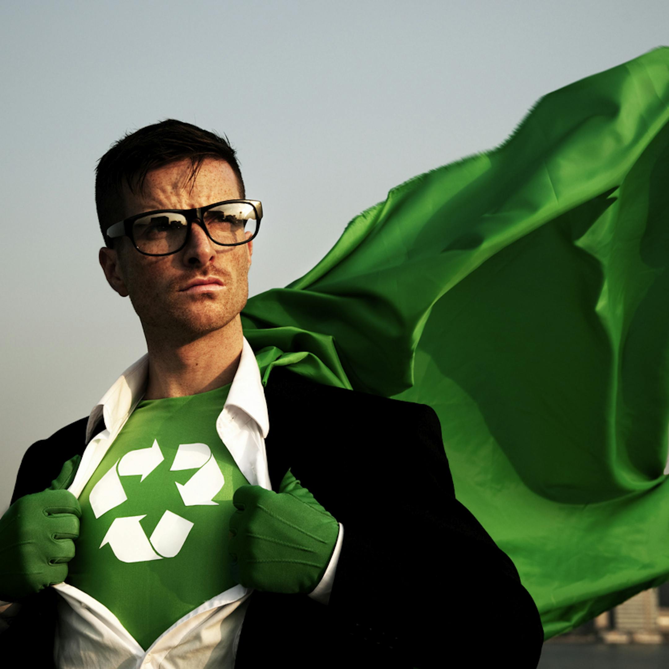 Monsieur habillé en superhéros du recyclage