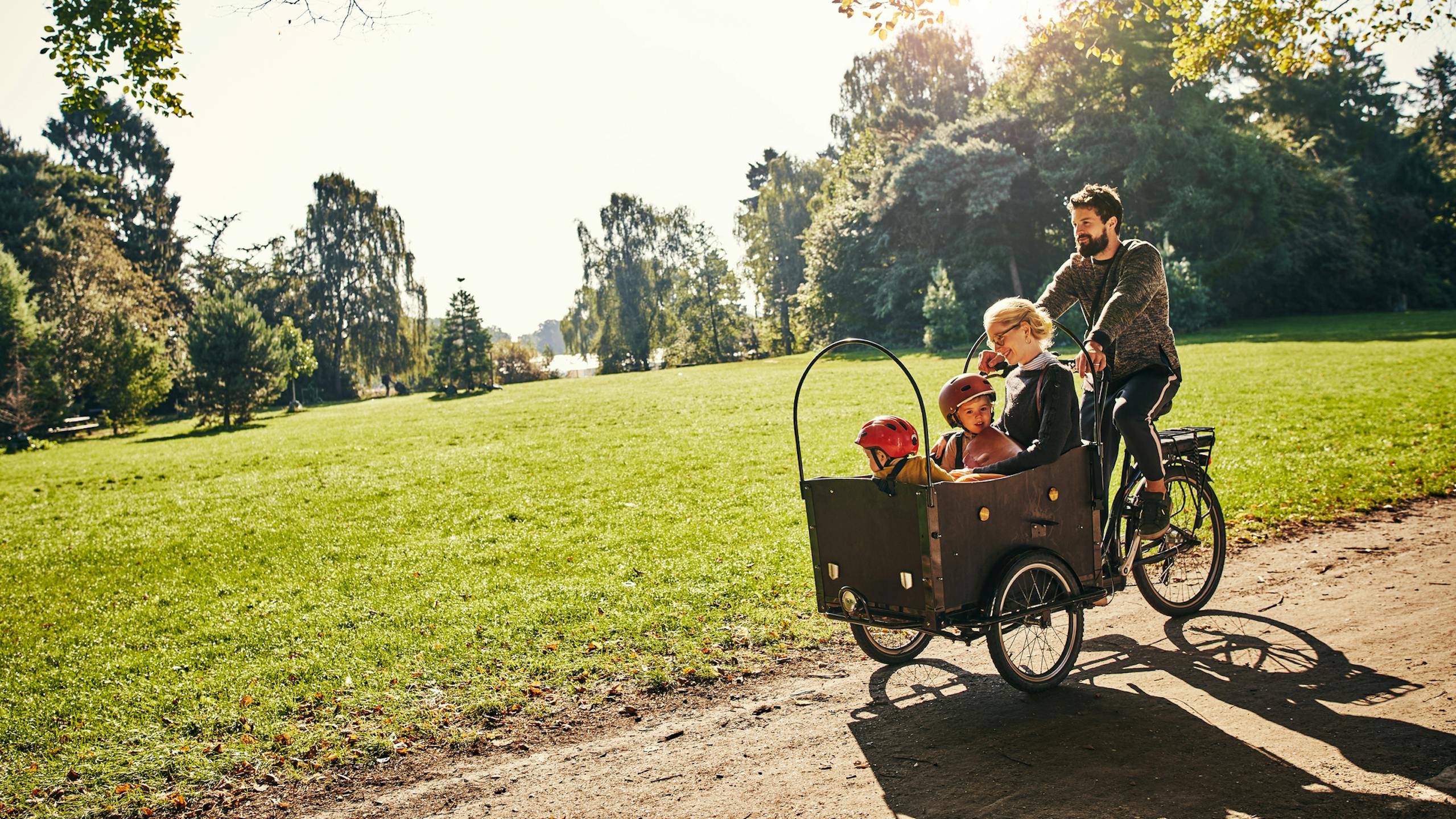 Famille danoise en balade dans un parc à bord d'un vélo cargo