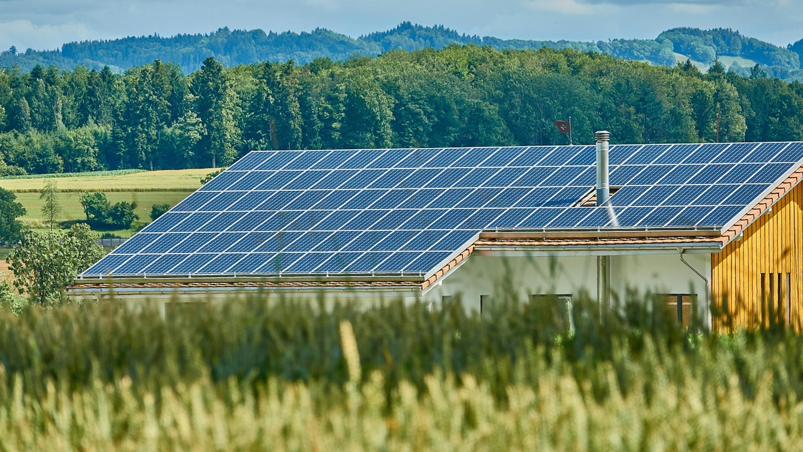 Panneaux photovoltaïques sur une maison de campagne.