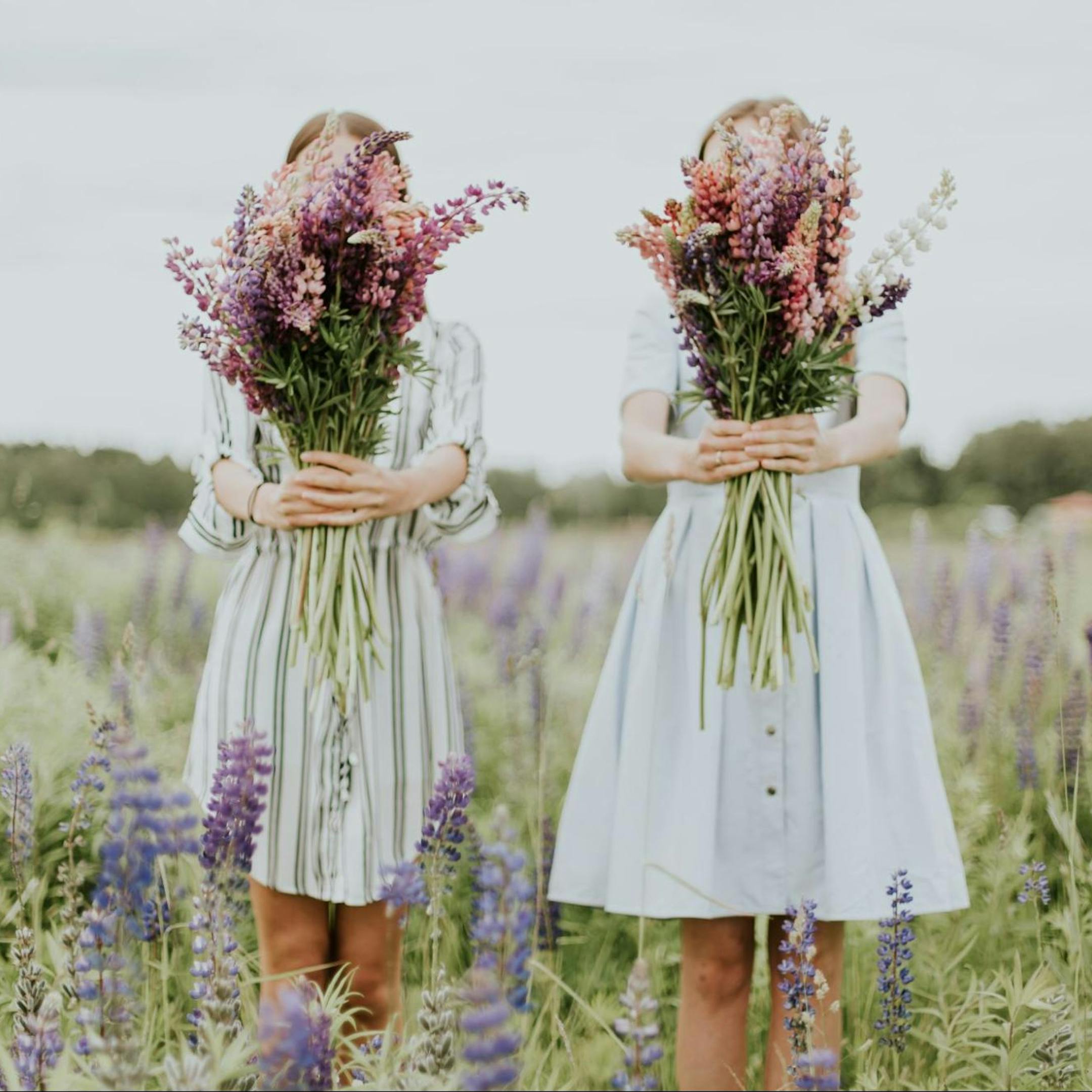deux filles avec des bouquets de fleurs