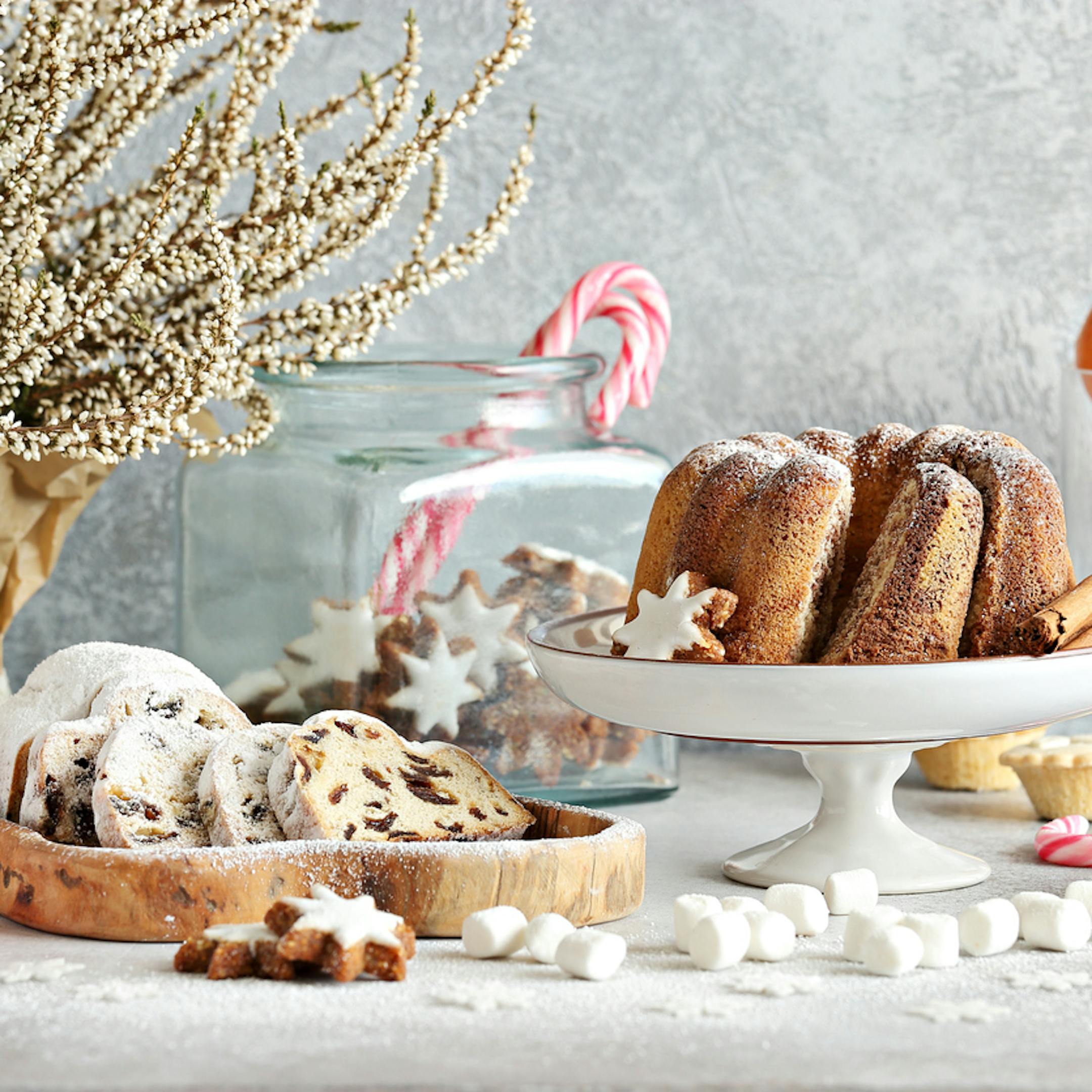 Table festive avec des gâteaux et friandises