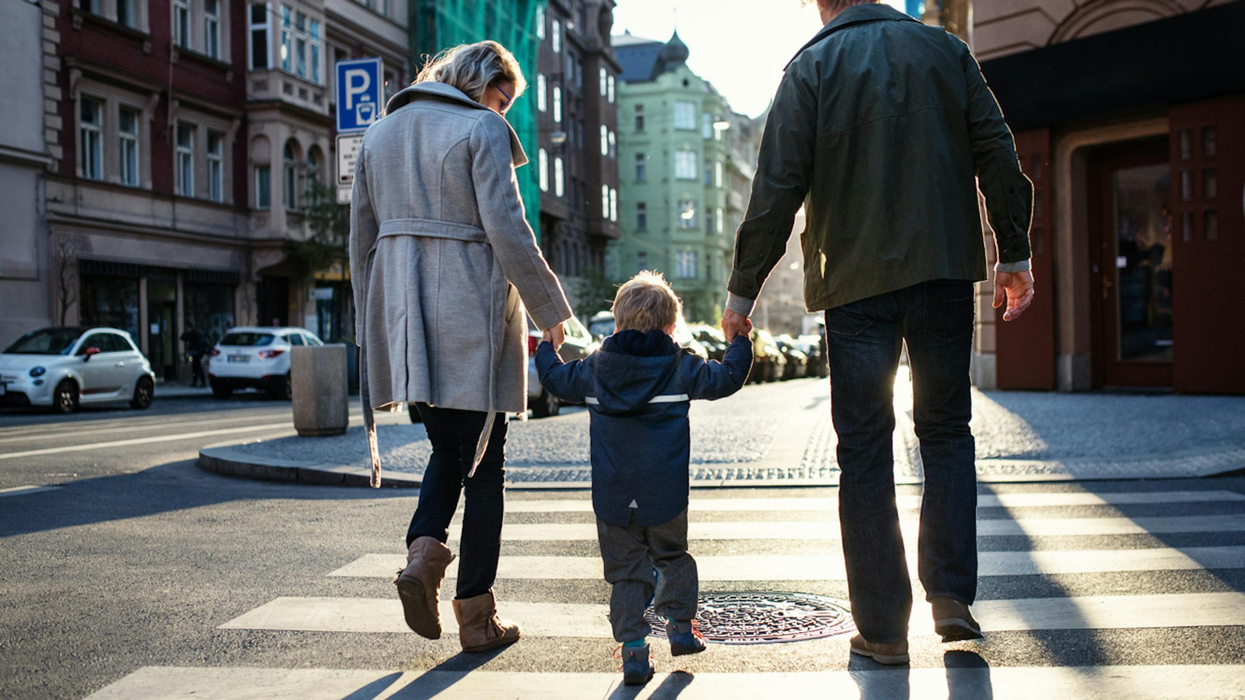 Famille traversant la rue 