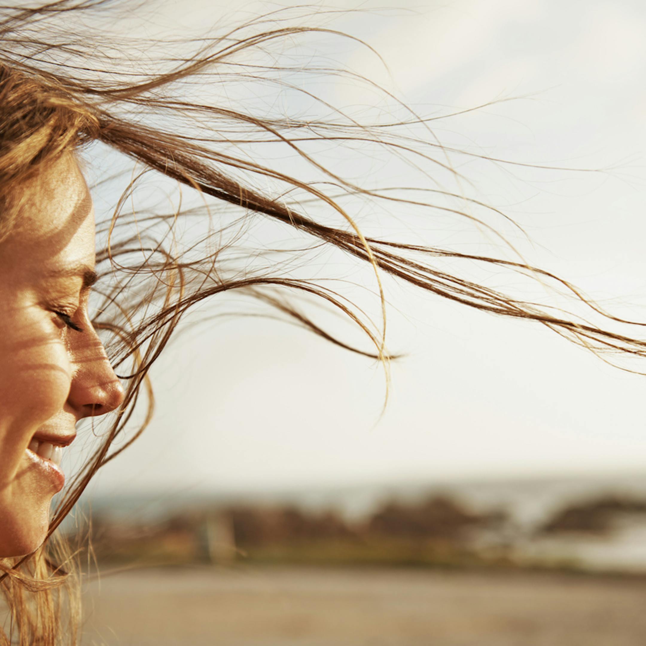 Jeune femme aux cheveux flottants dans le vent
