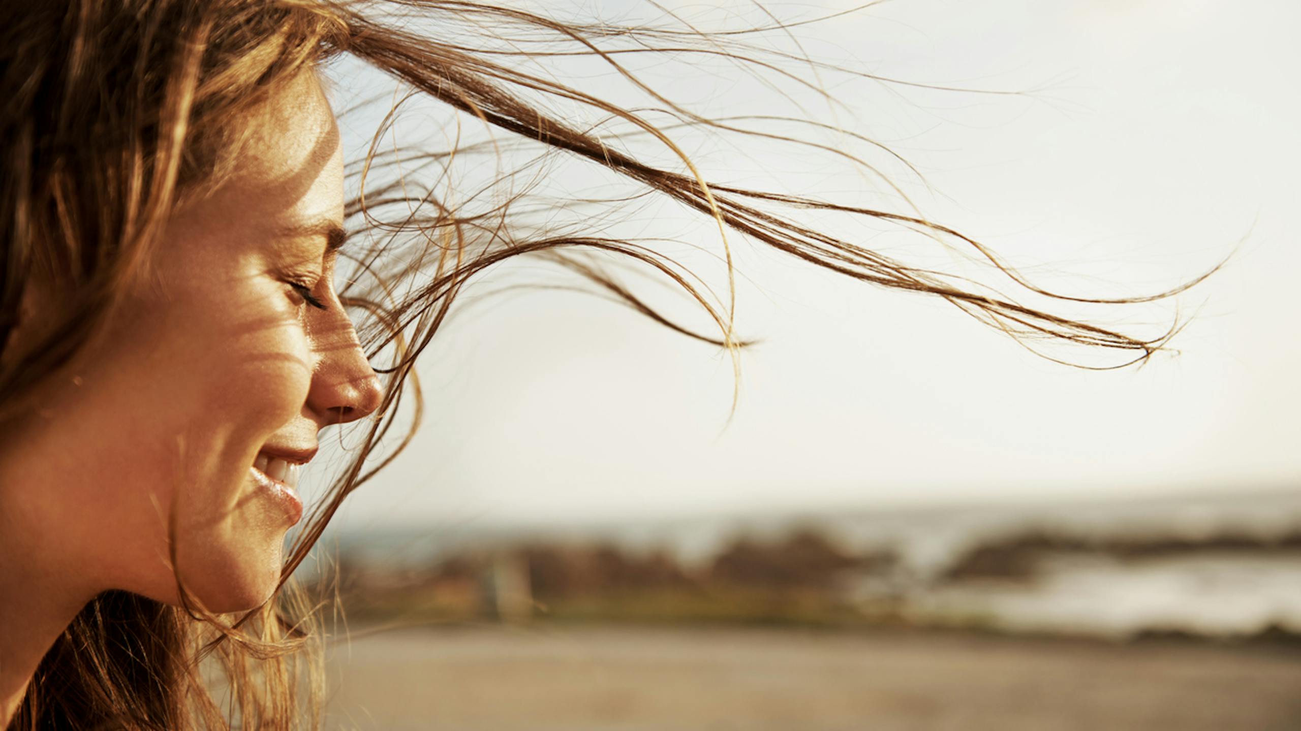 Jeune femme aux cheveux flottants dans le vent