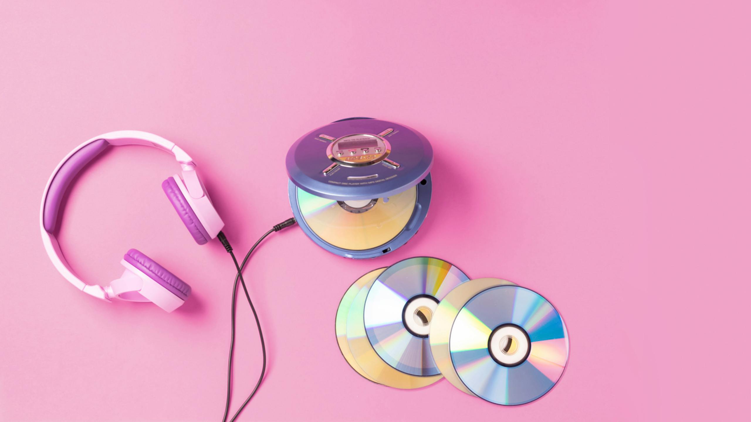 Lecteur de CD portable casque violet sur un fond rose