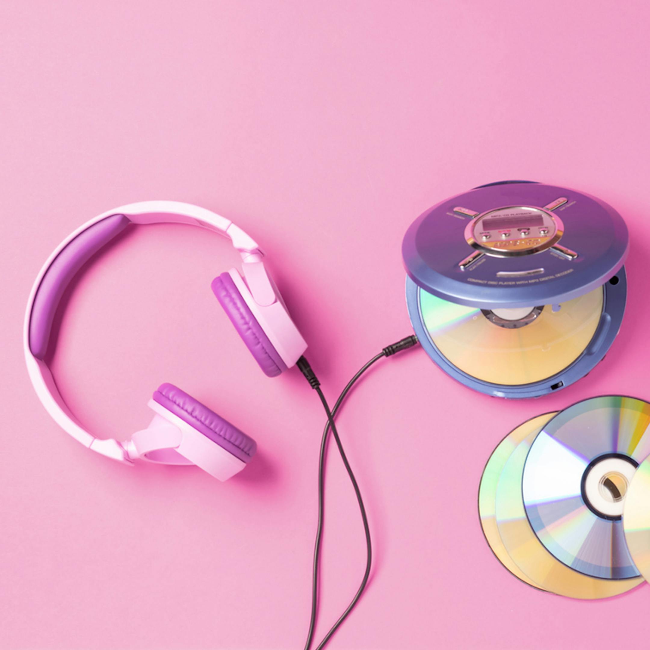 Lecteur de CD portable casque violet sur un fond rose