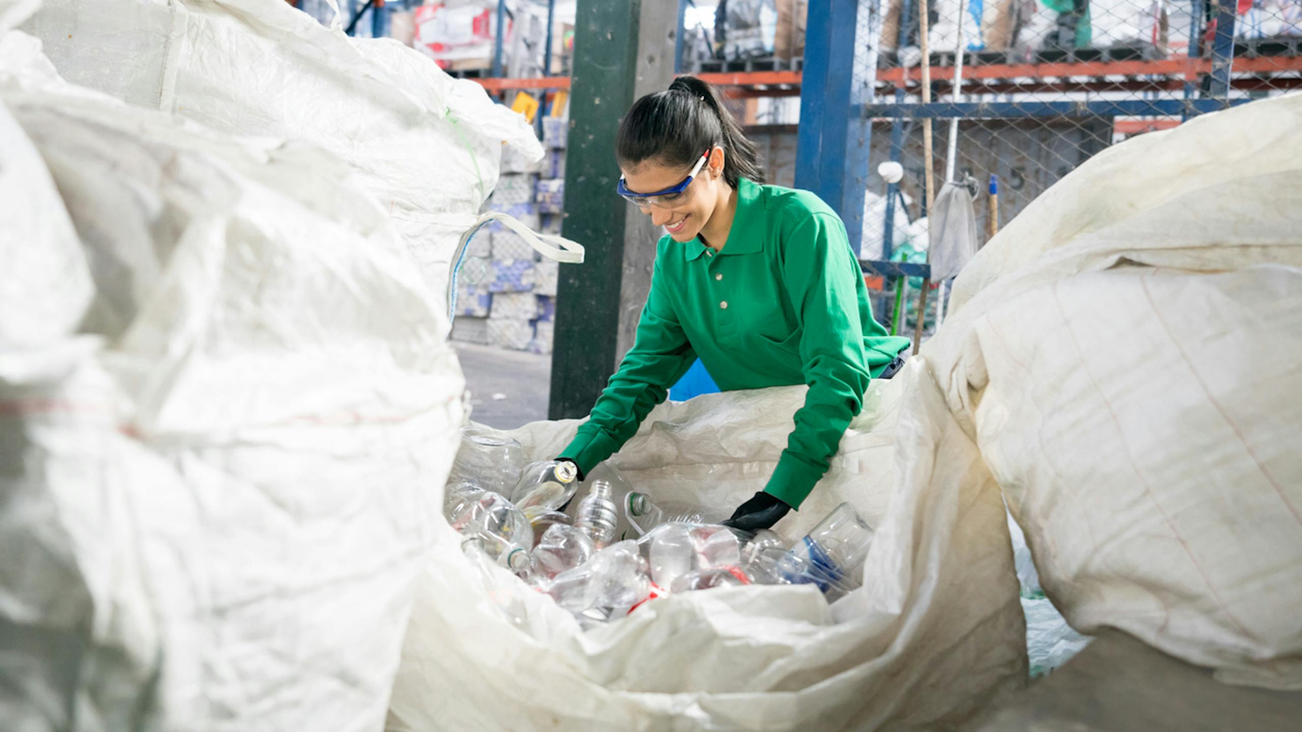 Femme travaillant dans une usine de recyclage