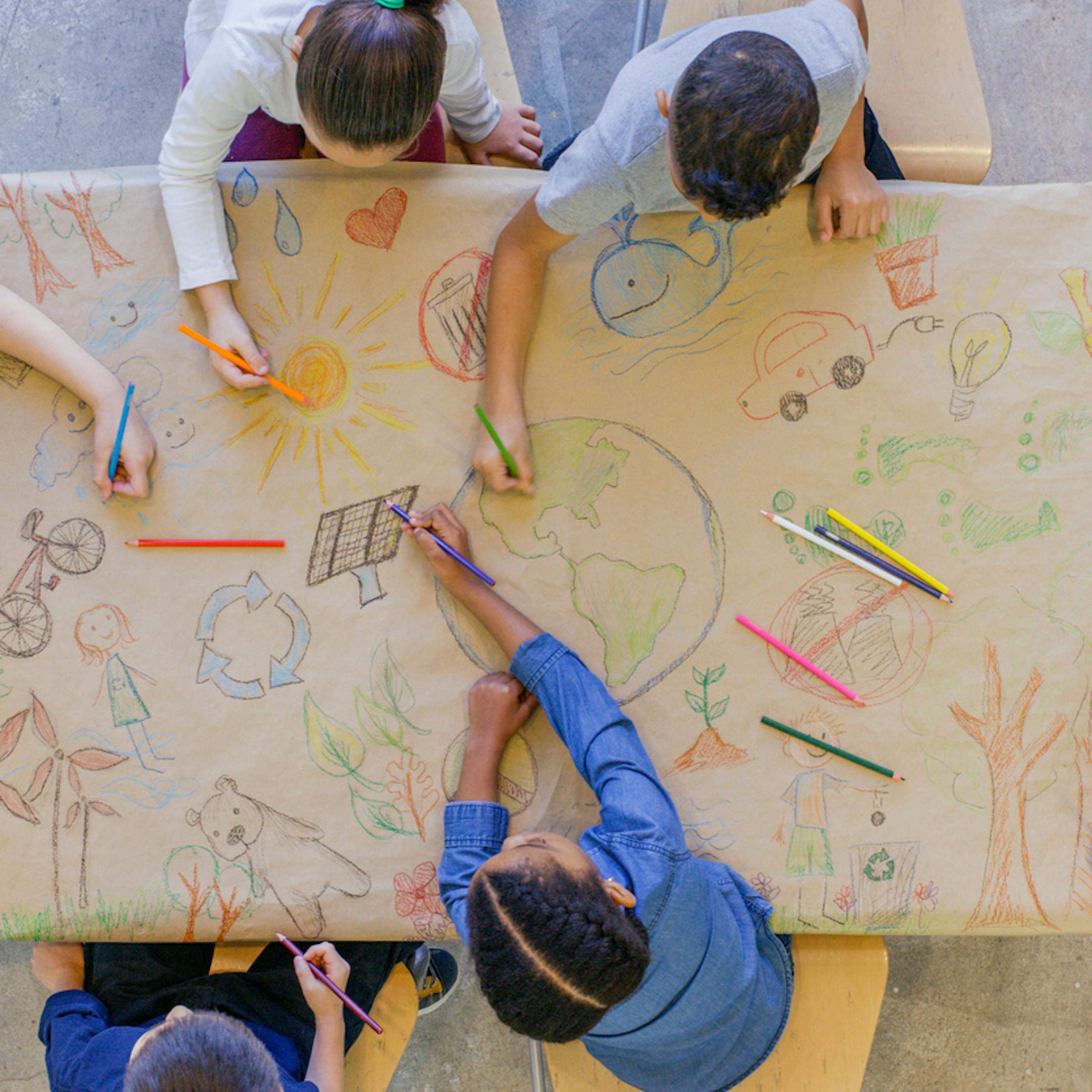 Enfants dessinant une fresque sur l'environnement