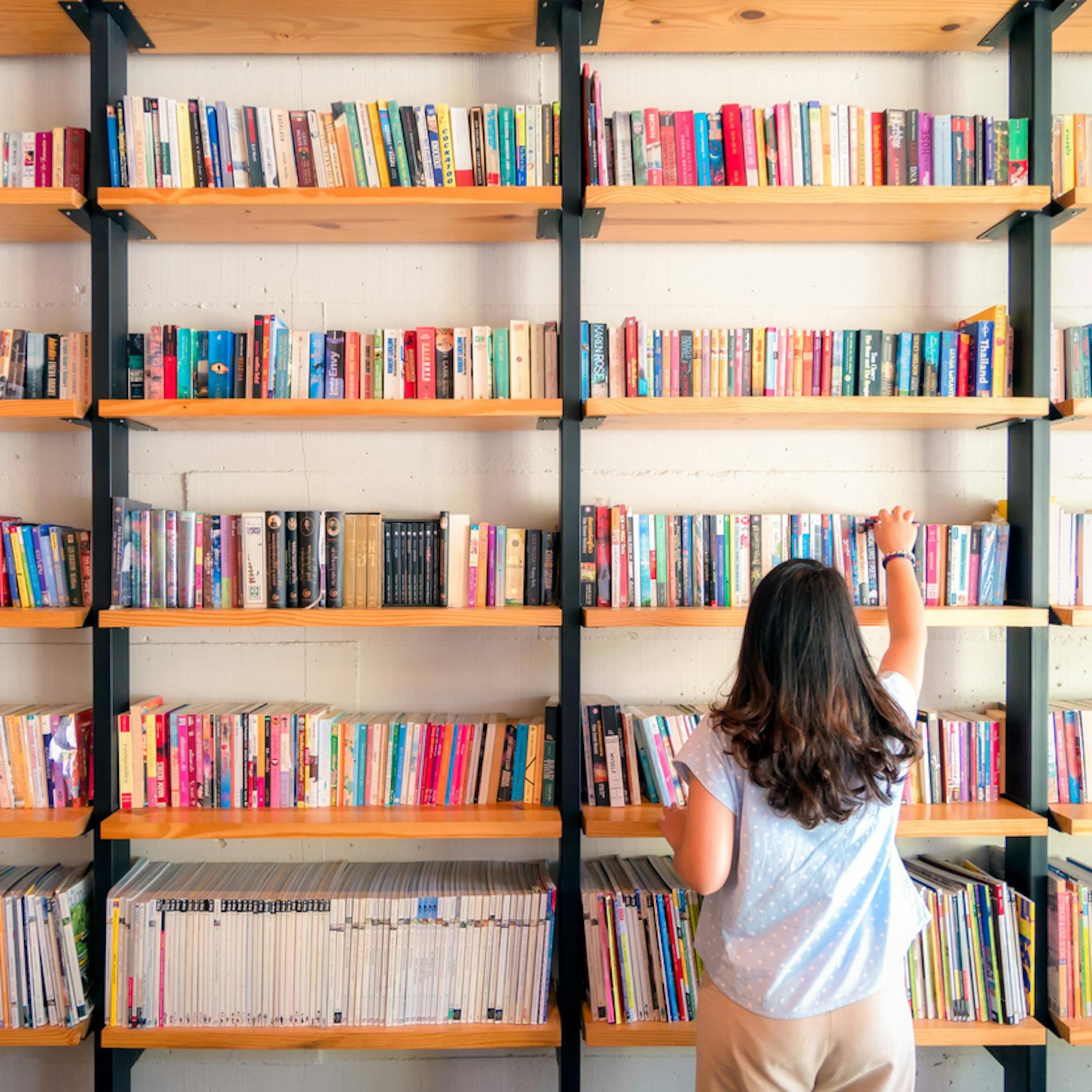 Enfant dans une librairie choisissant un livre