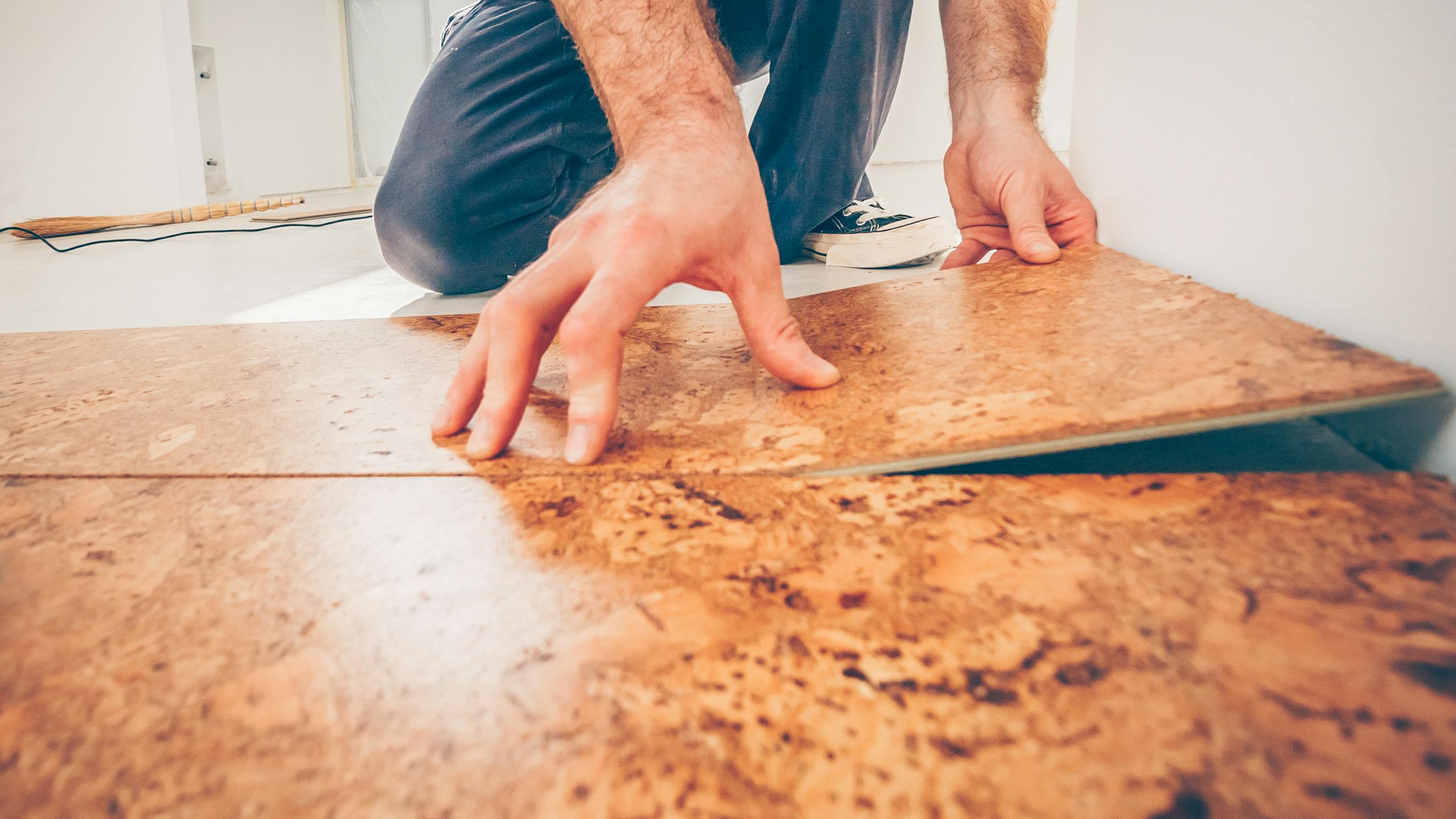 Installation d'un plancher de liège.