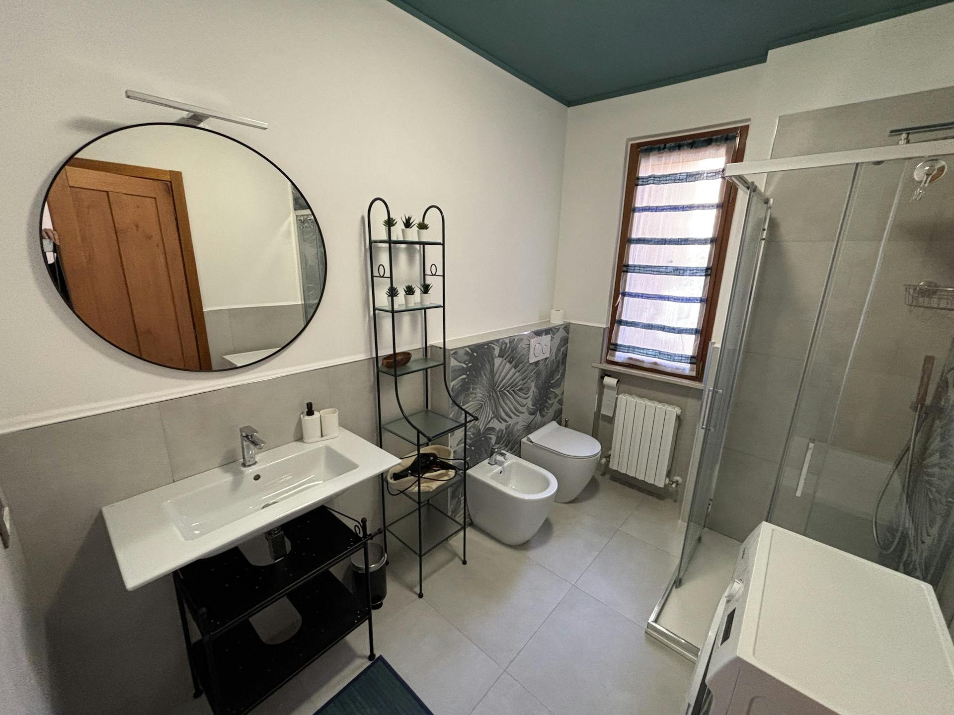 Il bagno è dotato di bidet e di una spaziosa doccia