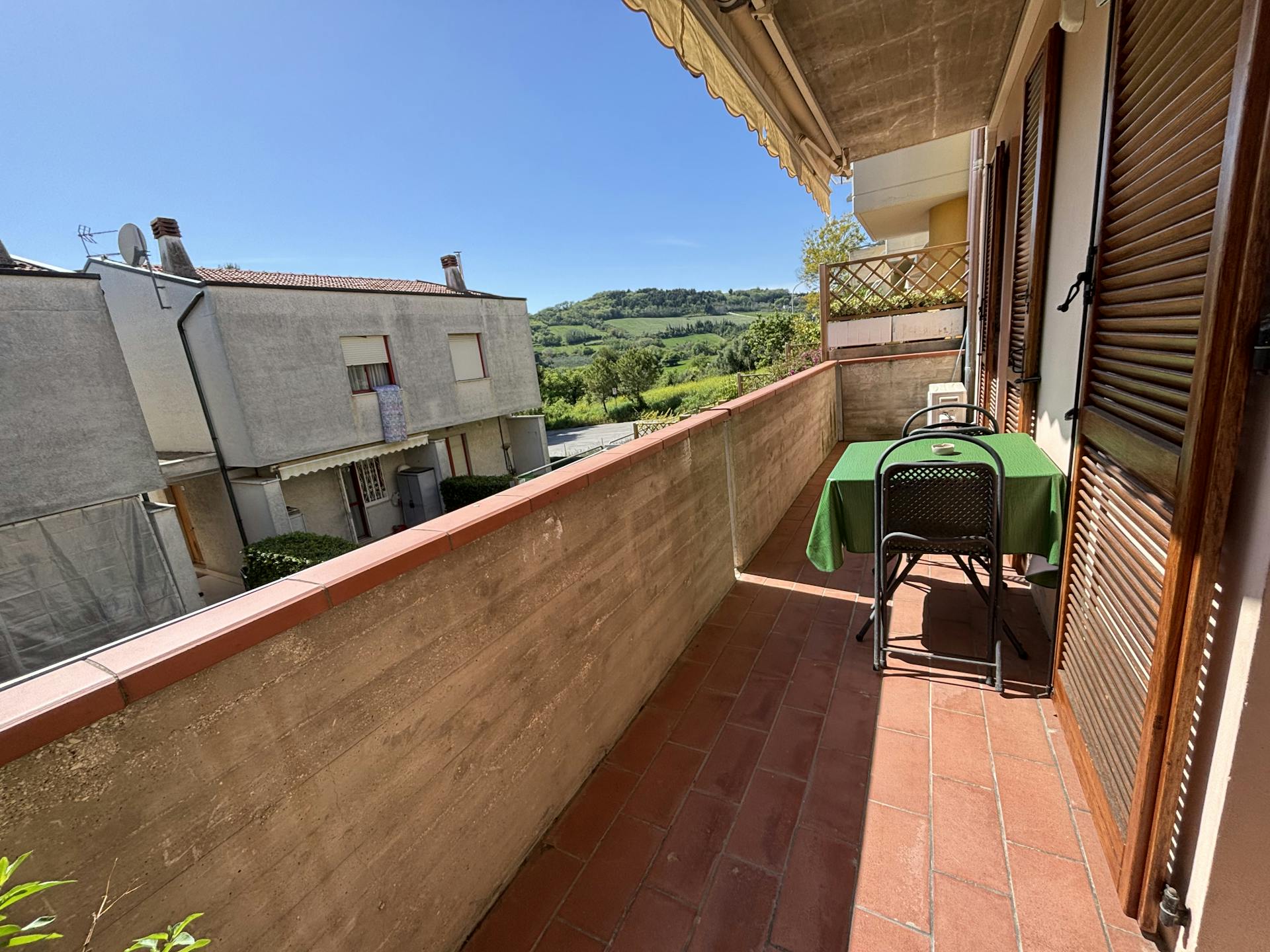 Dal balcone esterno si può avere uno scorcio sulla campagna del Parco del Conero
