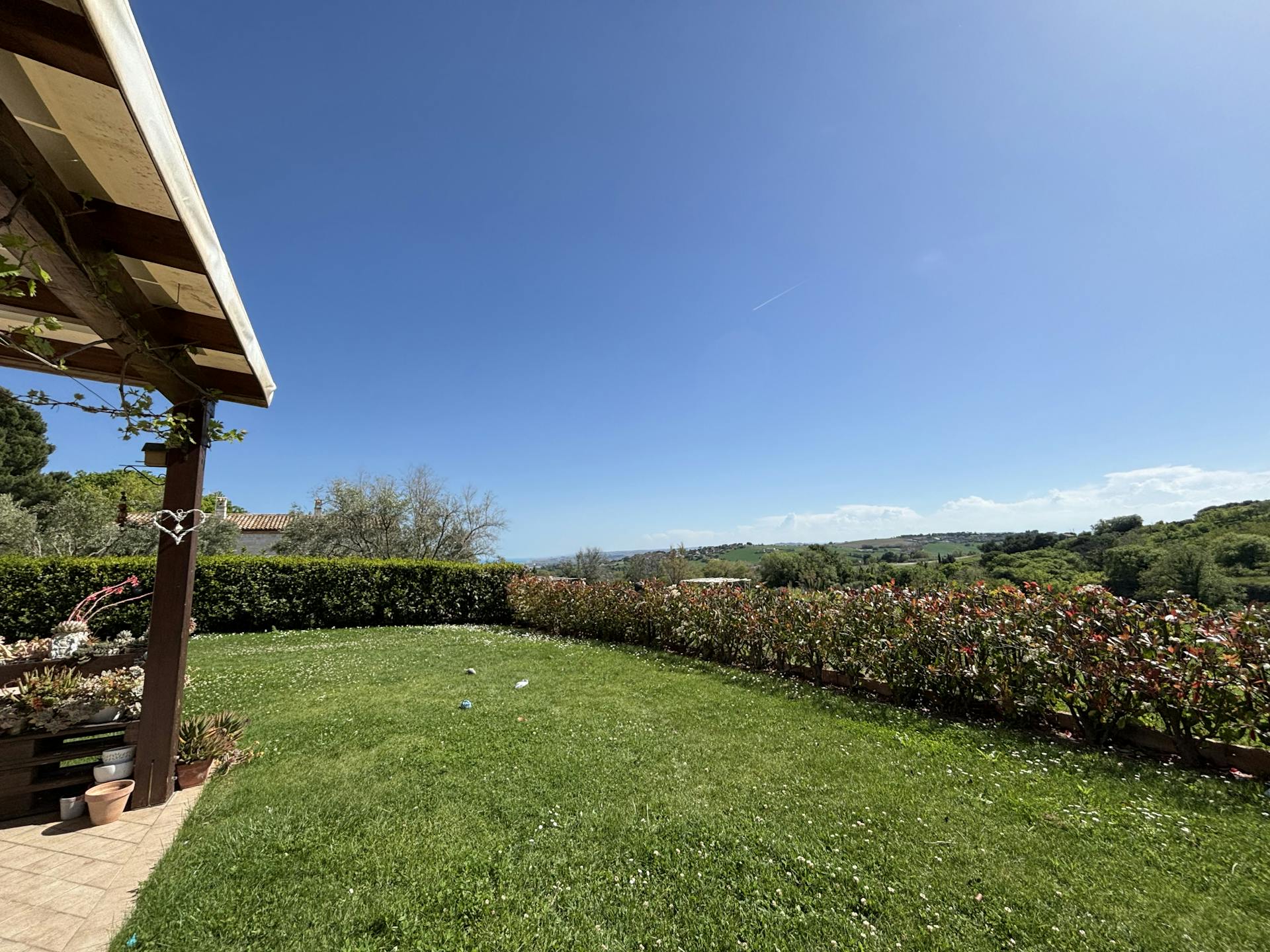 La vista del giardino sul pergolato esterno