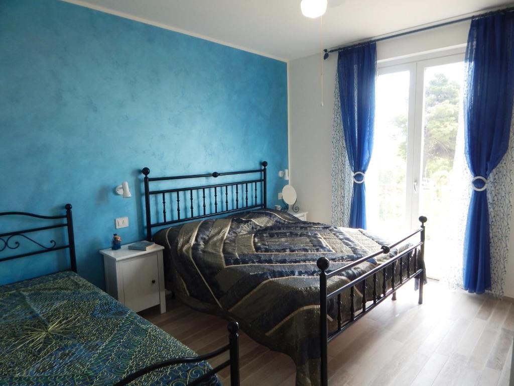 La camera da letto dispone di un letto matrimoniale e un letto singolo
