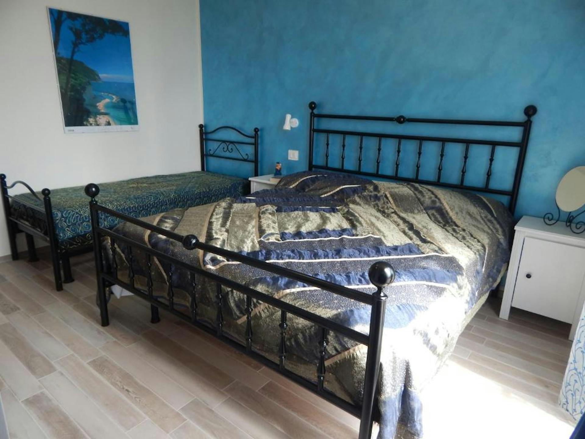 Dettaglio della camera da letto sui toni del blu