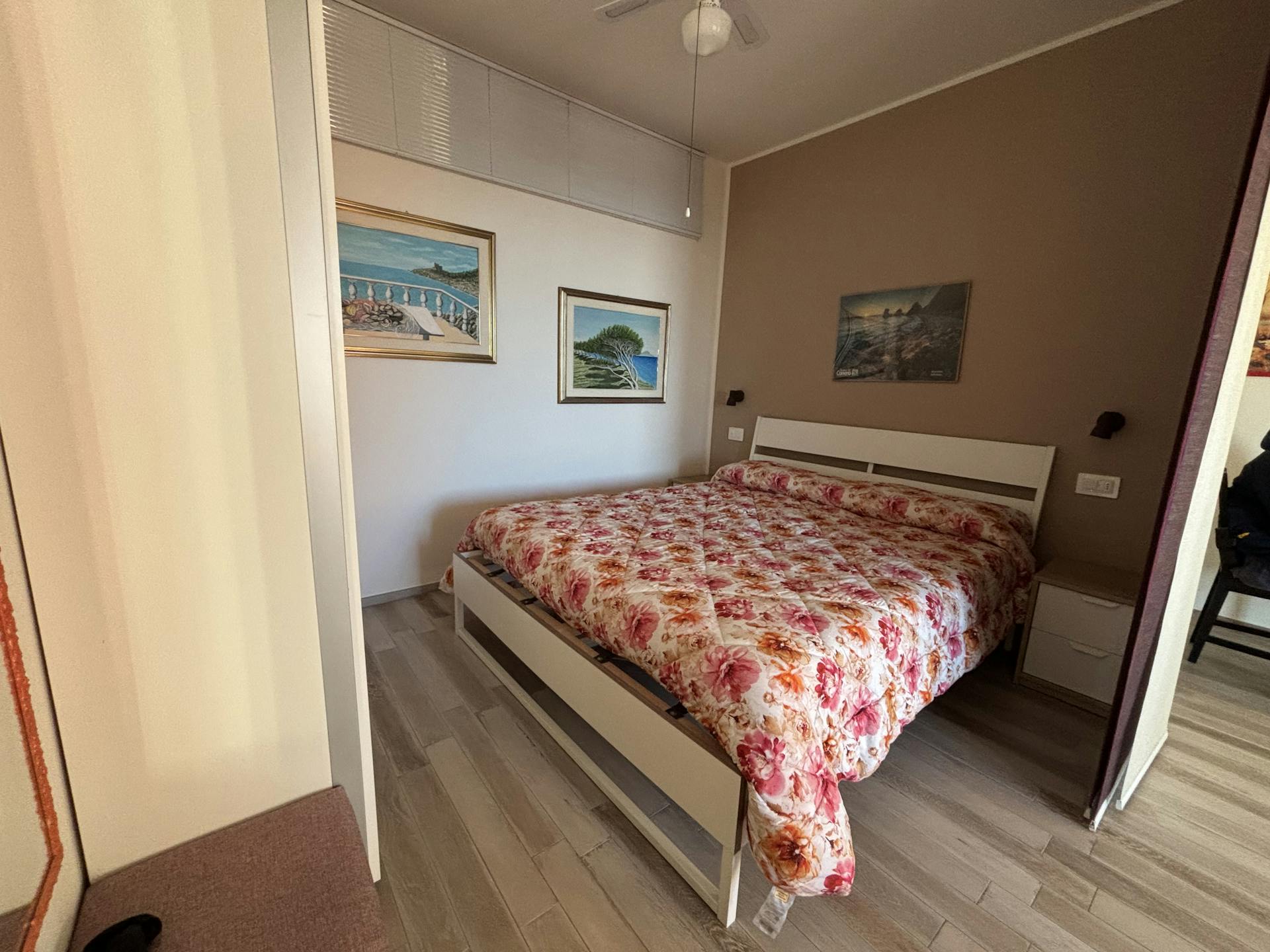 La camera da letto matrimoniale dispone di una comoda parete divisoria scorrevole che permette di separarla dal soggiorno